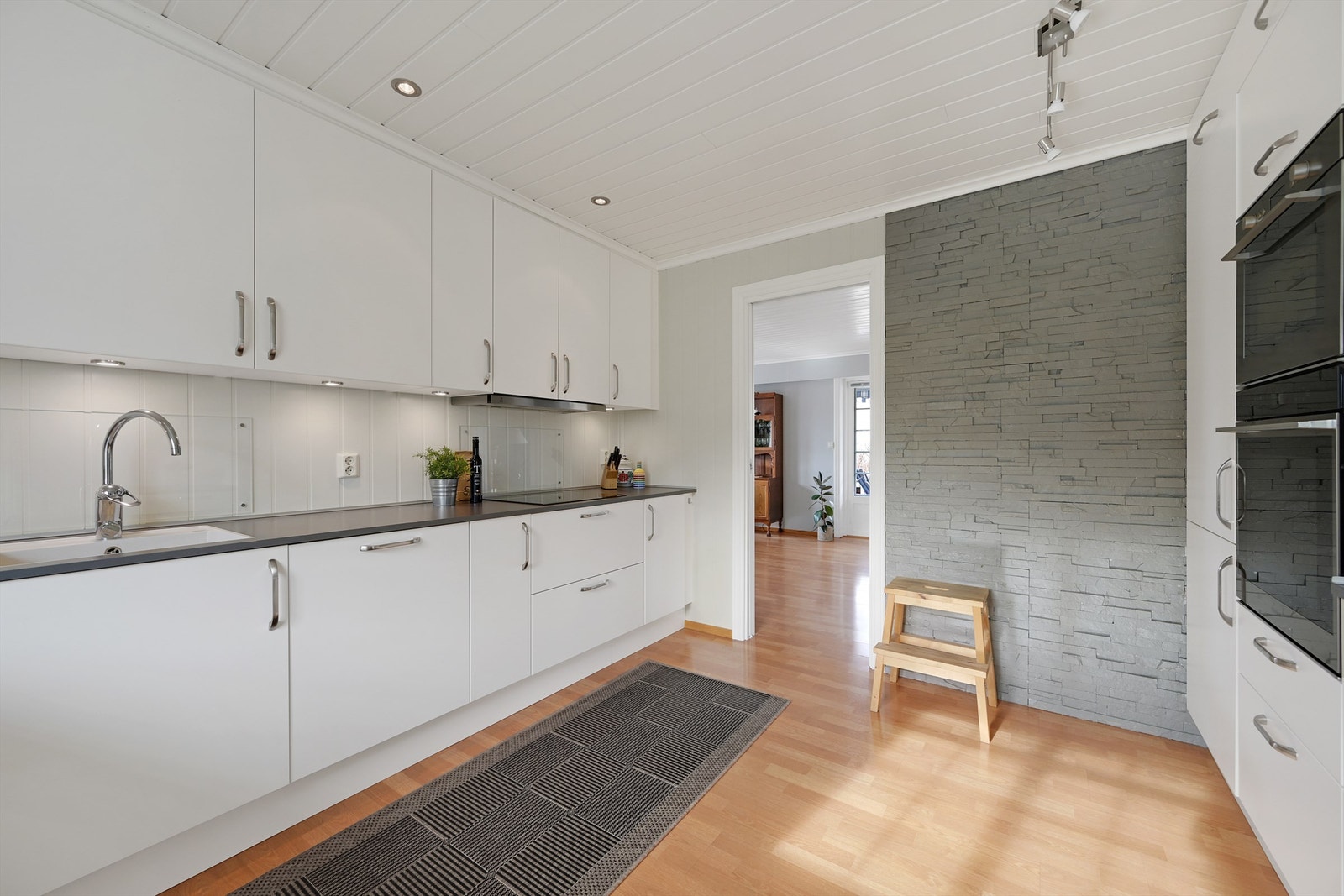 Kjøkkenet er oppgradert i 2014 med nye overflater, innredning og hvitevarer. Galleribilde