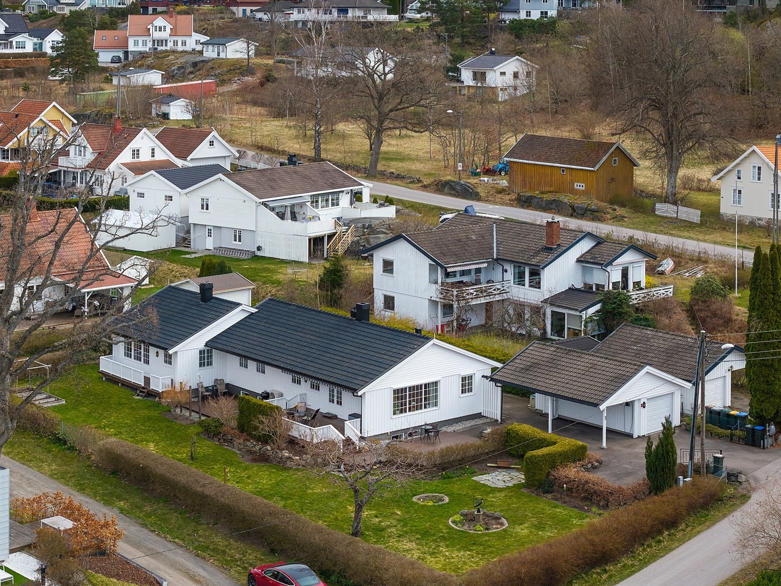 Eiendommen ligger i et familievennlig og attraktivt boligområde på Movik. Galleribilde