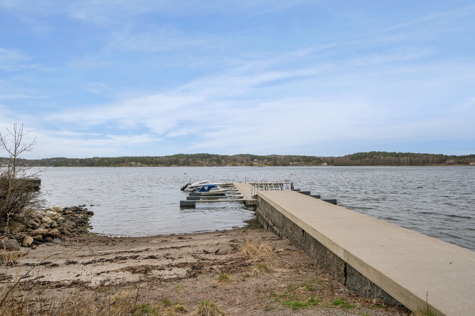 Tinglyst båtplass i nyere felles anlegg. Kort gangavstand fra boligen. Galleribilde