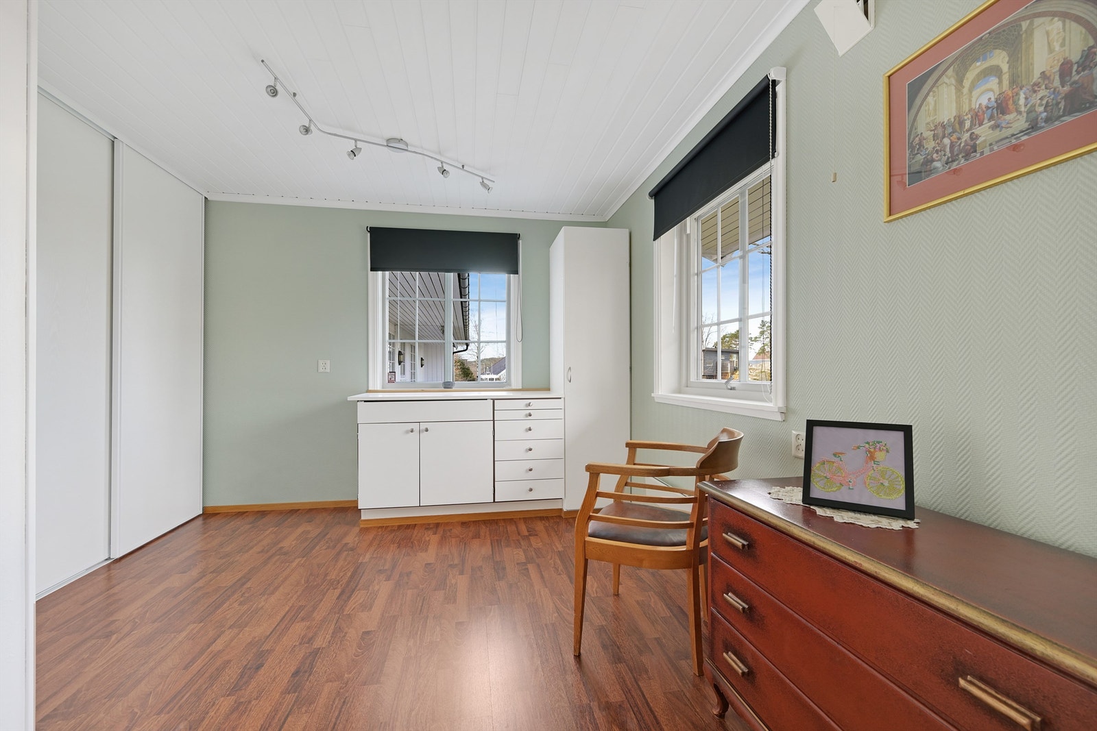 Her er det god plass til oppbevaring av klær og diverse. Galleribilde