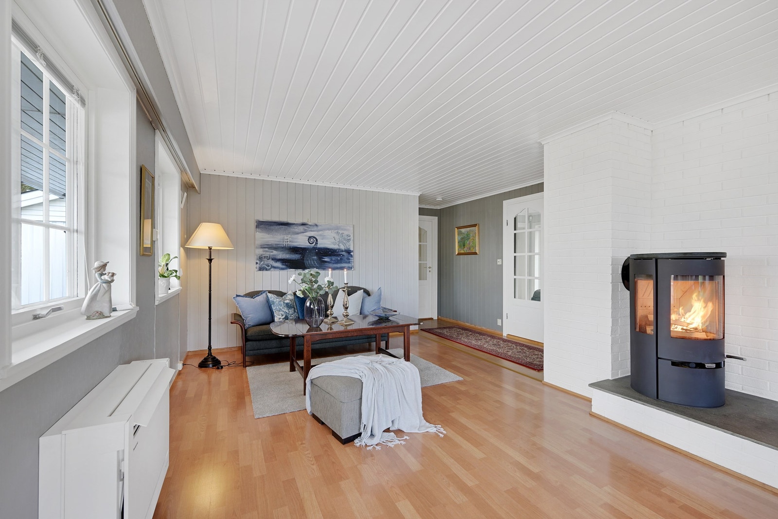 L-formet stue med plass til sofamøblement, en hyggelig spisegruppe og en hyggelig krok til tv og sofa/salongstoler. Galleribilde