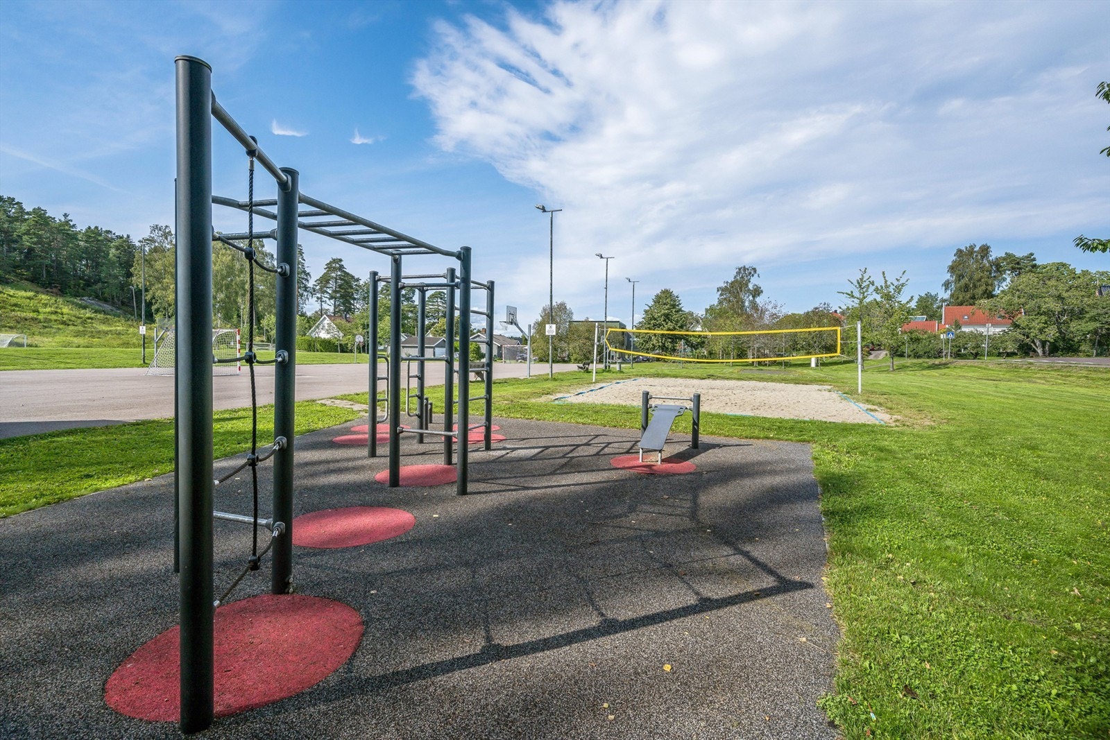 Det er anlagt fotballbane, volleyballbane og håndballbane. Galleribilde