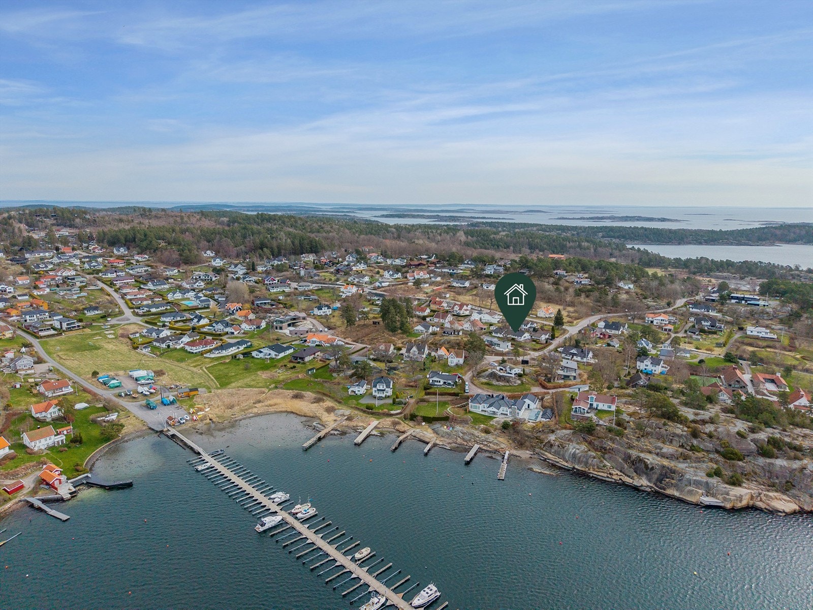 Movik er et sted på sørøstspissen av Nøtterøy i Færder kommune. Her i fra er det kort vei til det meste av fasiliteter. Galleribilde