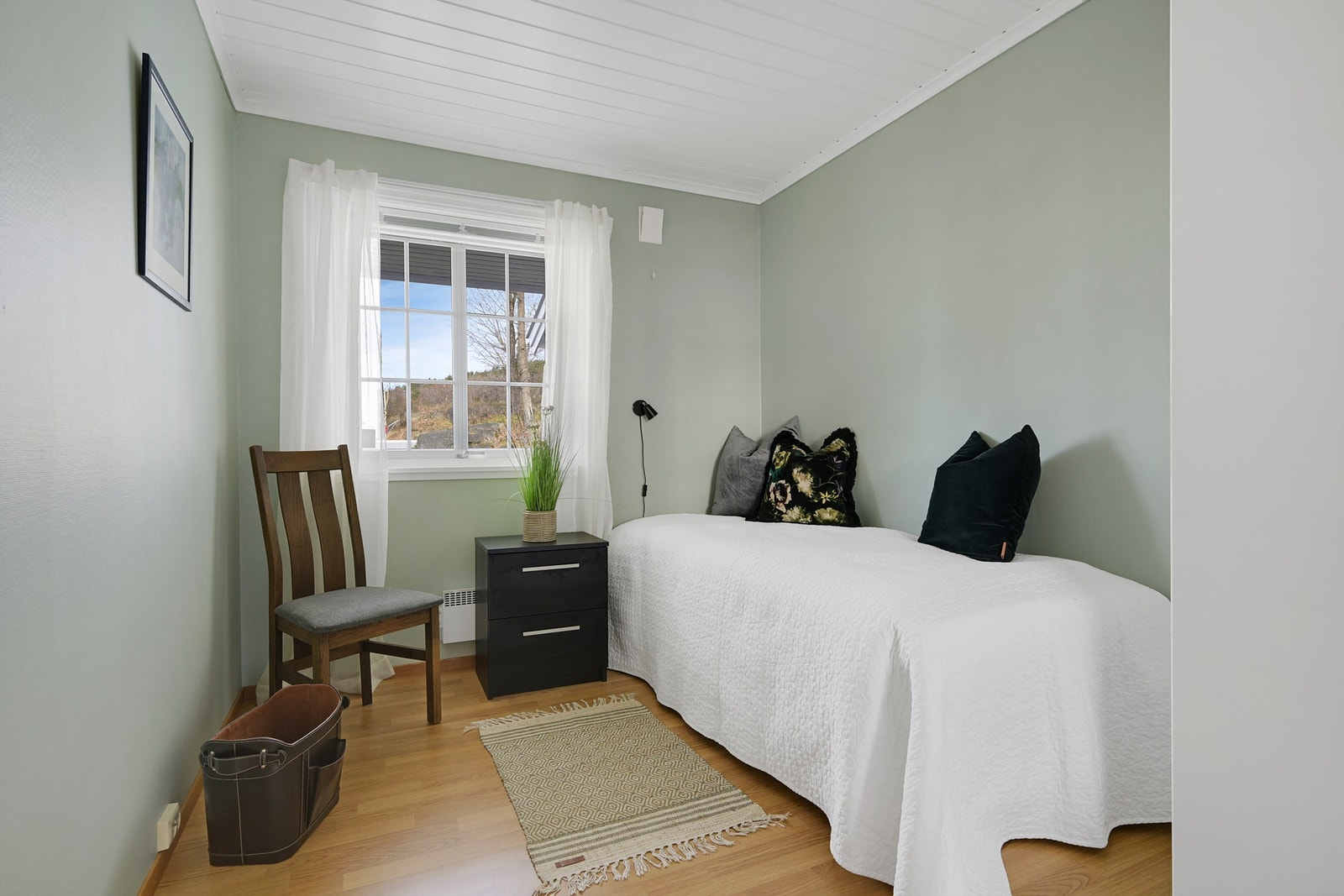 Soverom med plass til seng og tilhørende møblement. Galleribilde