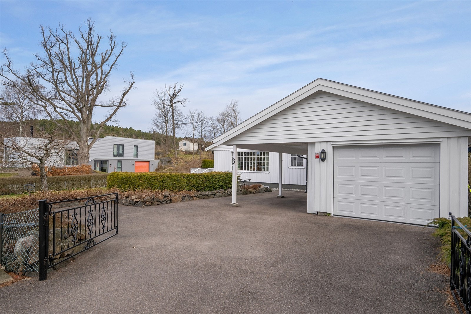 Garasje med carport. I garasjen er der mulighet for lagring i forkant av biloppstillingsplassen. Galleribilde