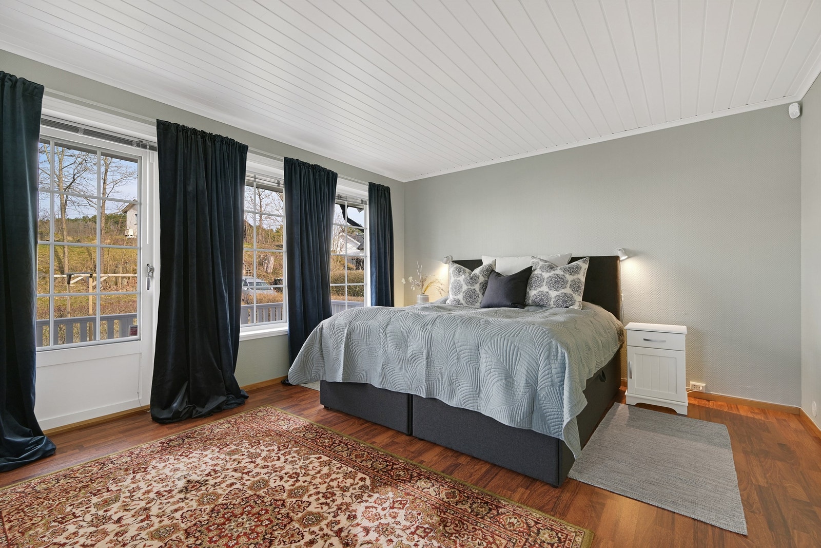 Stort soverom med god plass til dobbeltseng og tilhørende møblement. Galleribilde