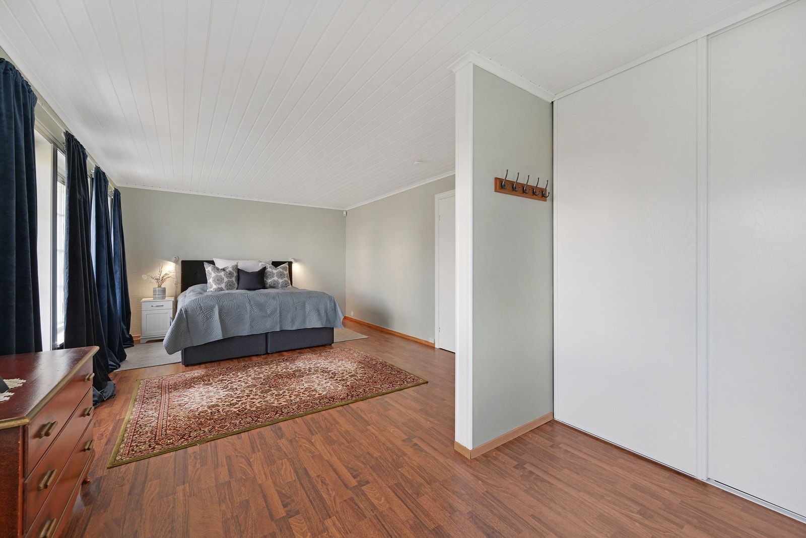 Det er en egen garderobeavdeling med skyvedørsgarderobe. Galleribilde