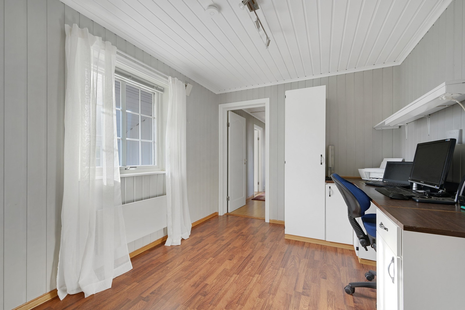 Mellomgang/kontor. Galleribilde