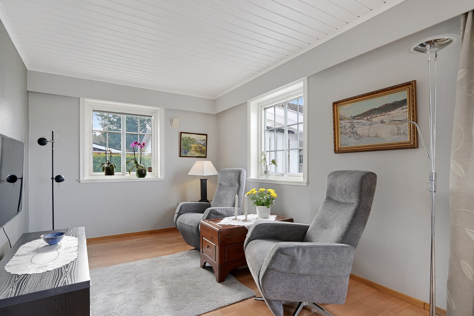 Tv-stue med mulighet for sofamøblement eller loungestoler. Galleribilde