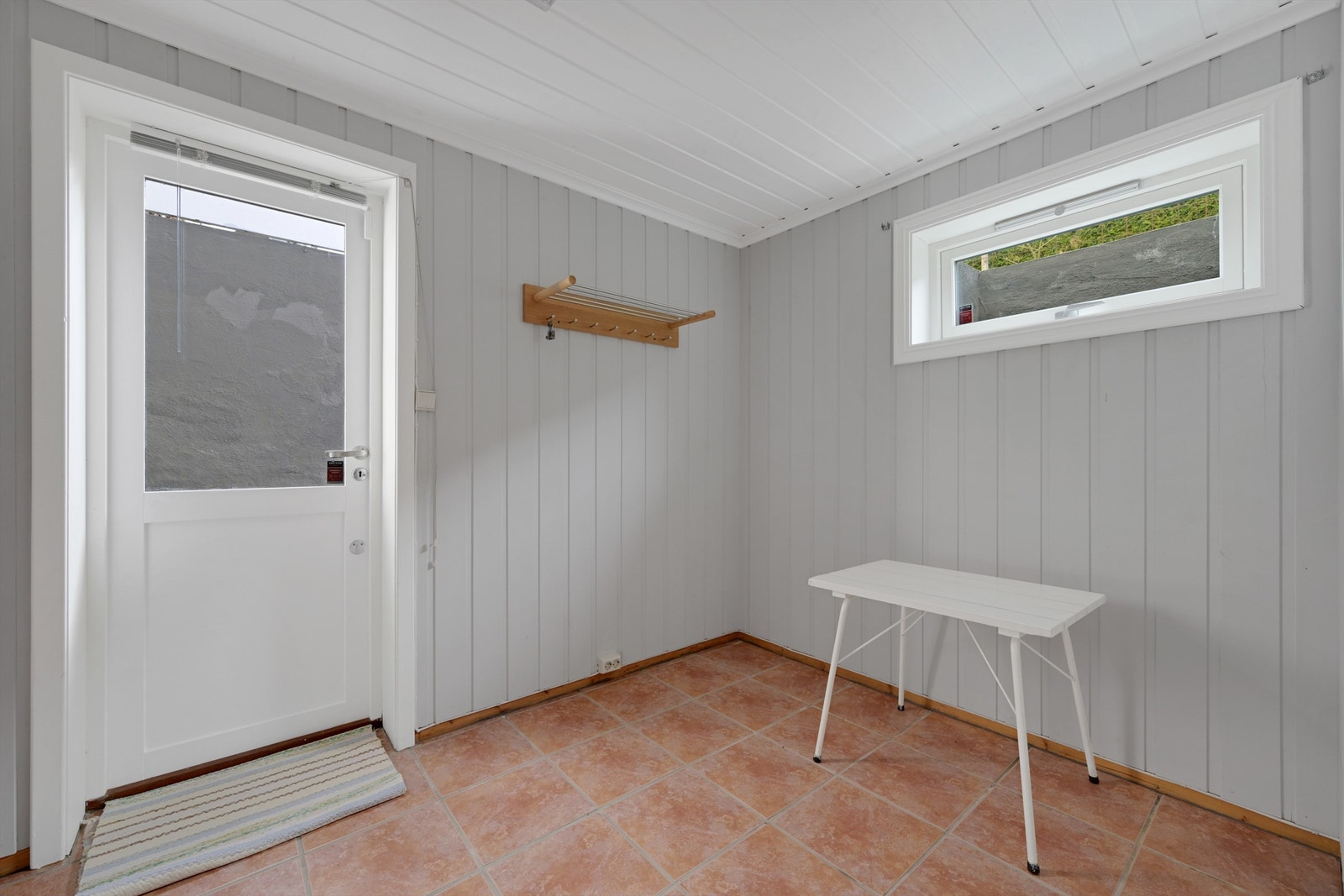 Inngang i underetasjen. Det er også 2 trapper opp til 1. etasje. Galleribilde