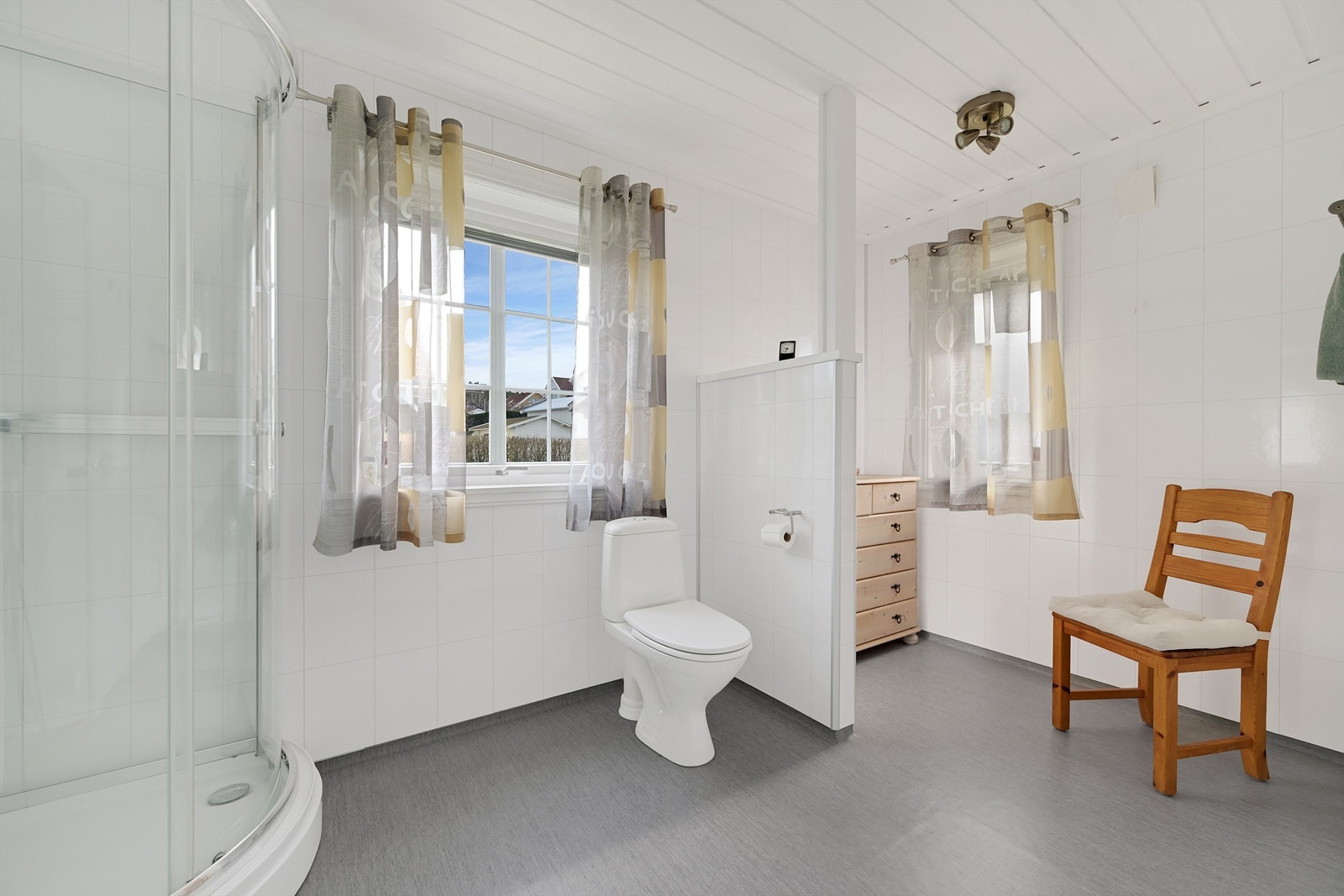 Lyst og romslig bad. Galleribilde