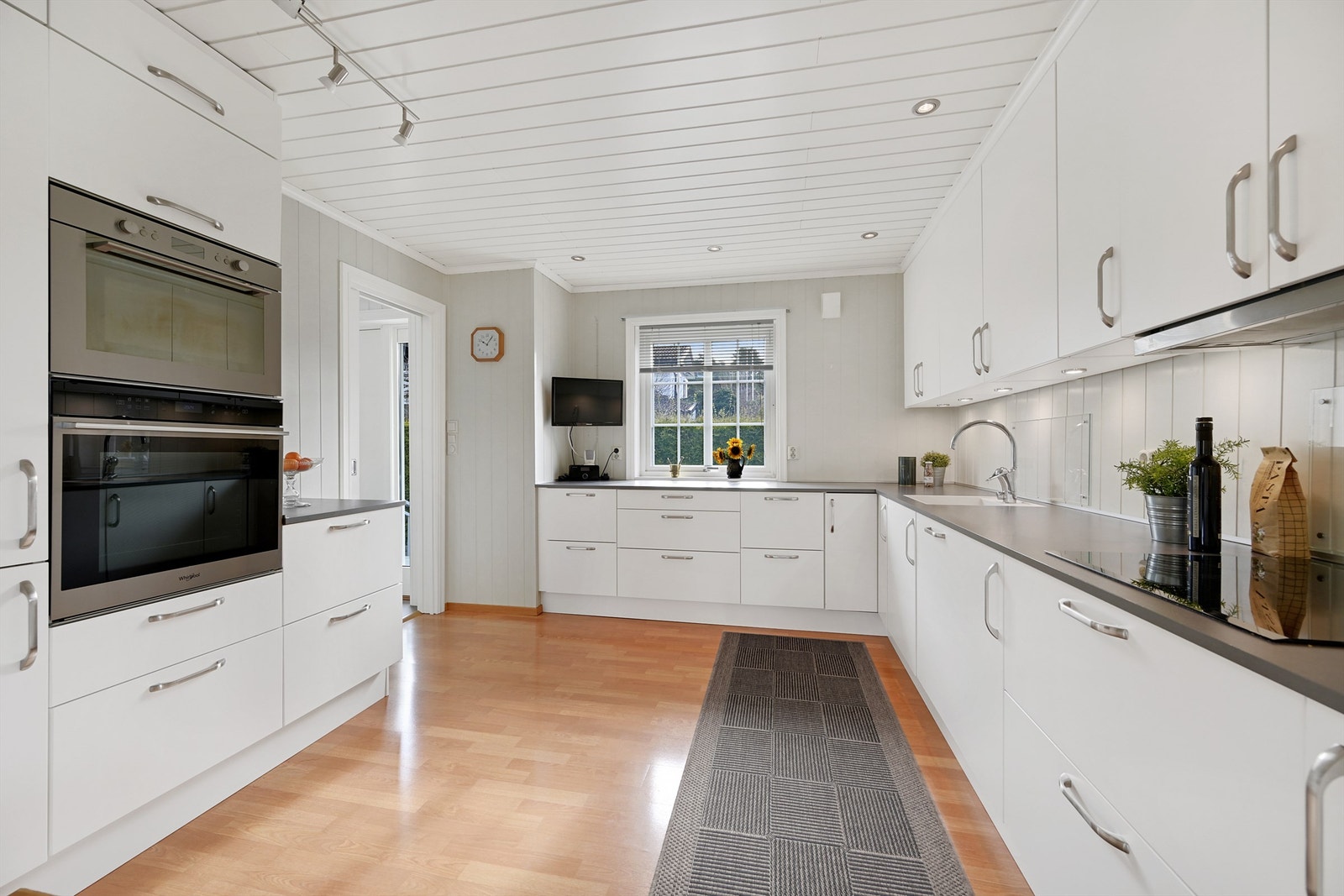 Kjøkkenet er lyst og romslig med rikelig skap- og benkeplass. Det er kjøl/fryseskap, oppvaskmaskin, komfyr, induksjonstopp, micro og vannstoppsystem integrert i innredningen. Galleribilde