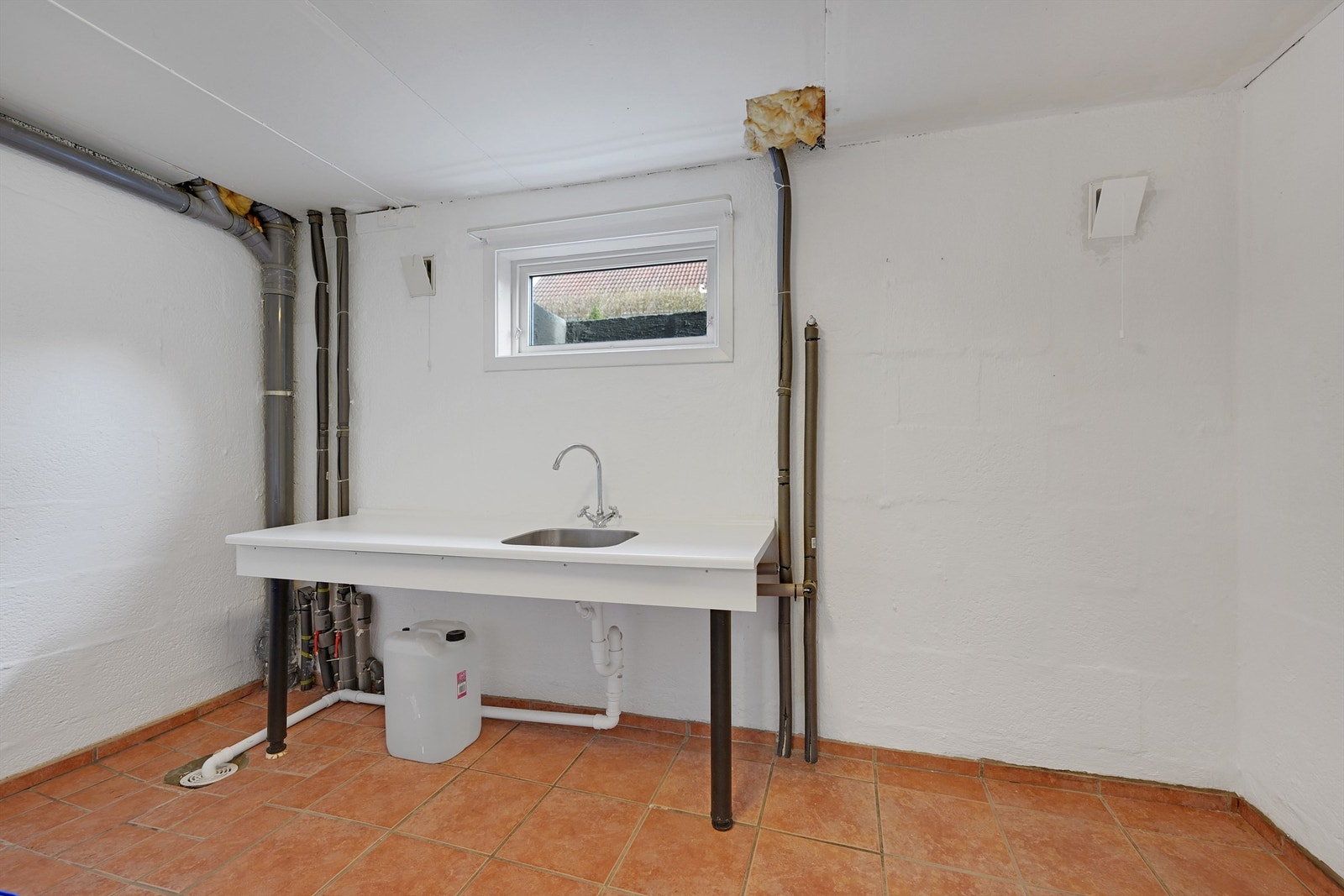 Vaskerom med utslagskum og benk (rommet er opprinnelig 2 boder). Galleribilde