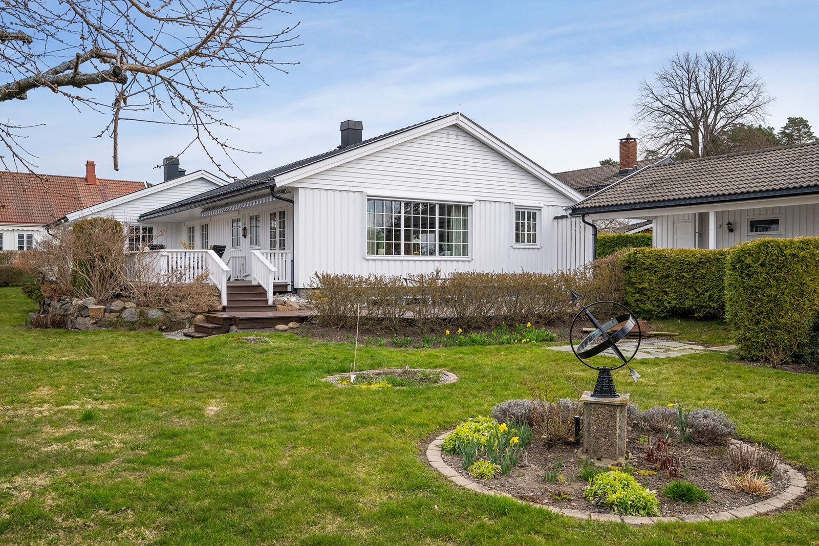 Nydelig hage med gressplen og pen beplantning. Galleribilde