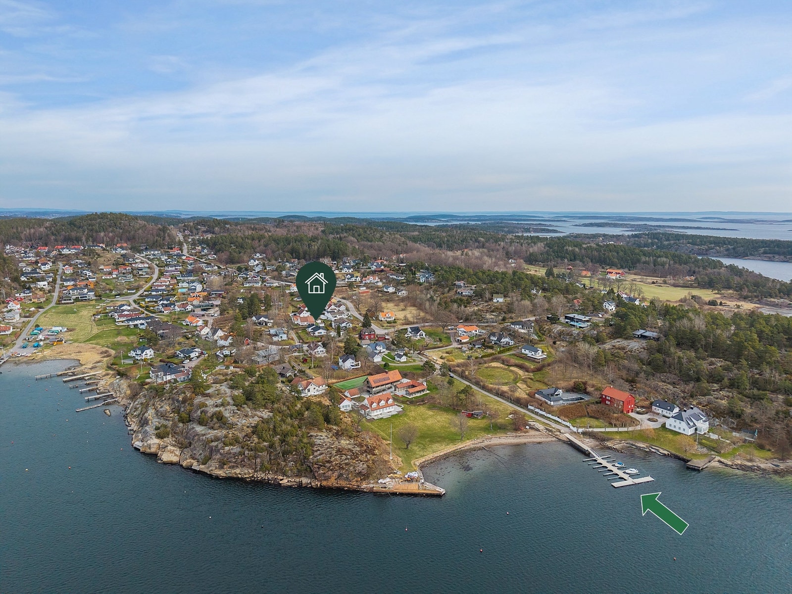 Det er få minutters gange ned til sjøen og en tinglyst bryggeplass. Galleribilde