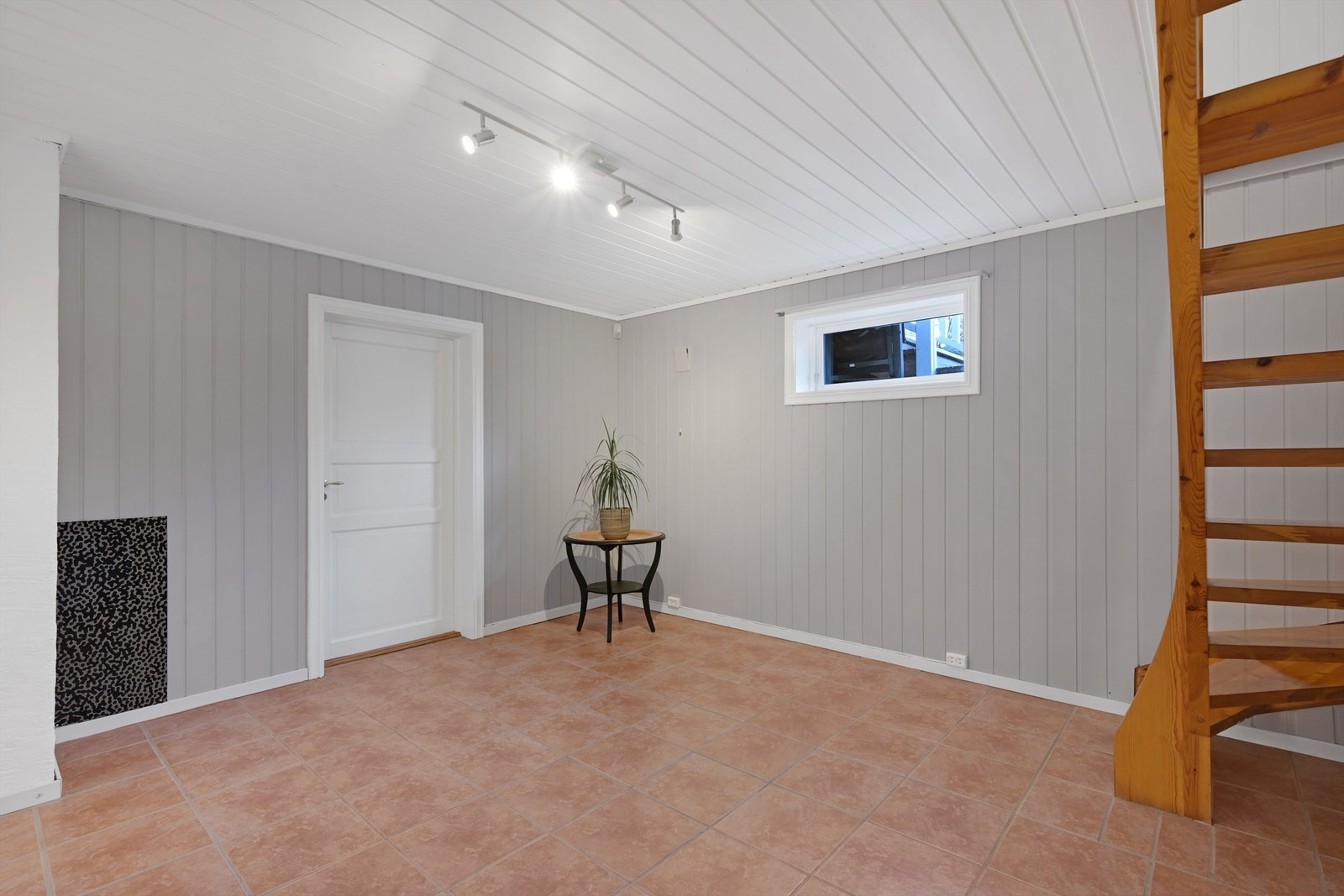 Gang med trapp opp til 1 etasje. Galleribilde