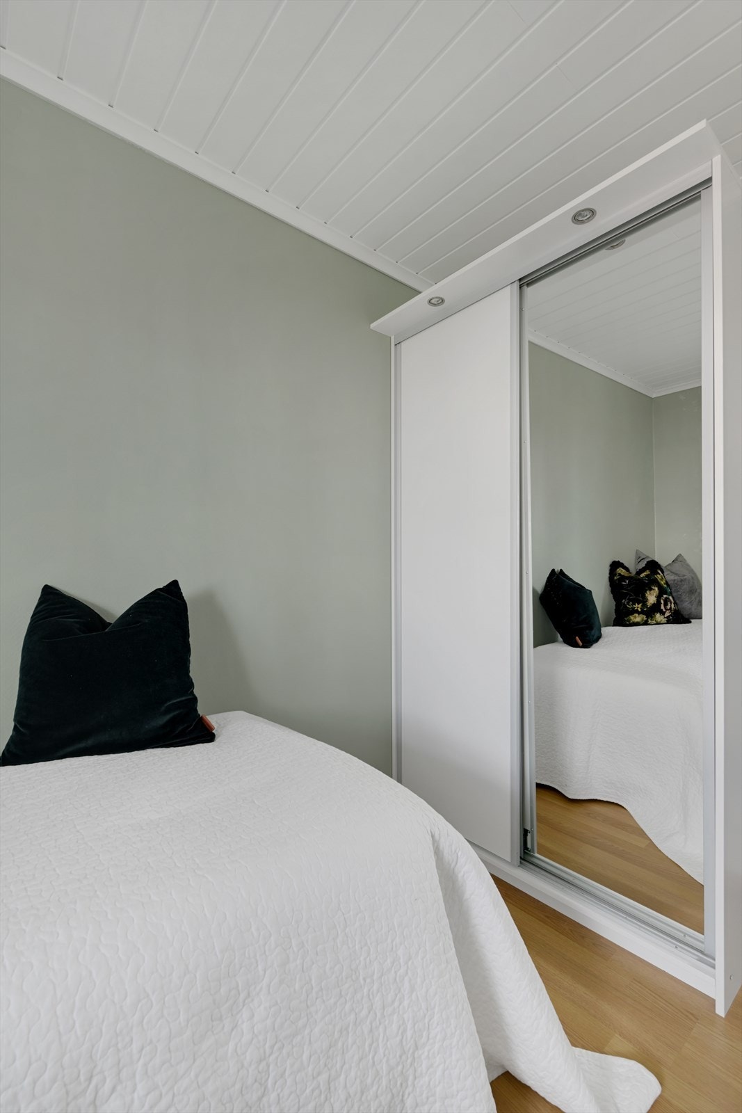 Plassbygget skyvedørsgarderobe med en speildør. Galleribilde