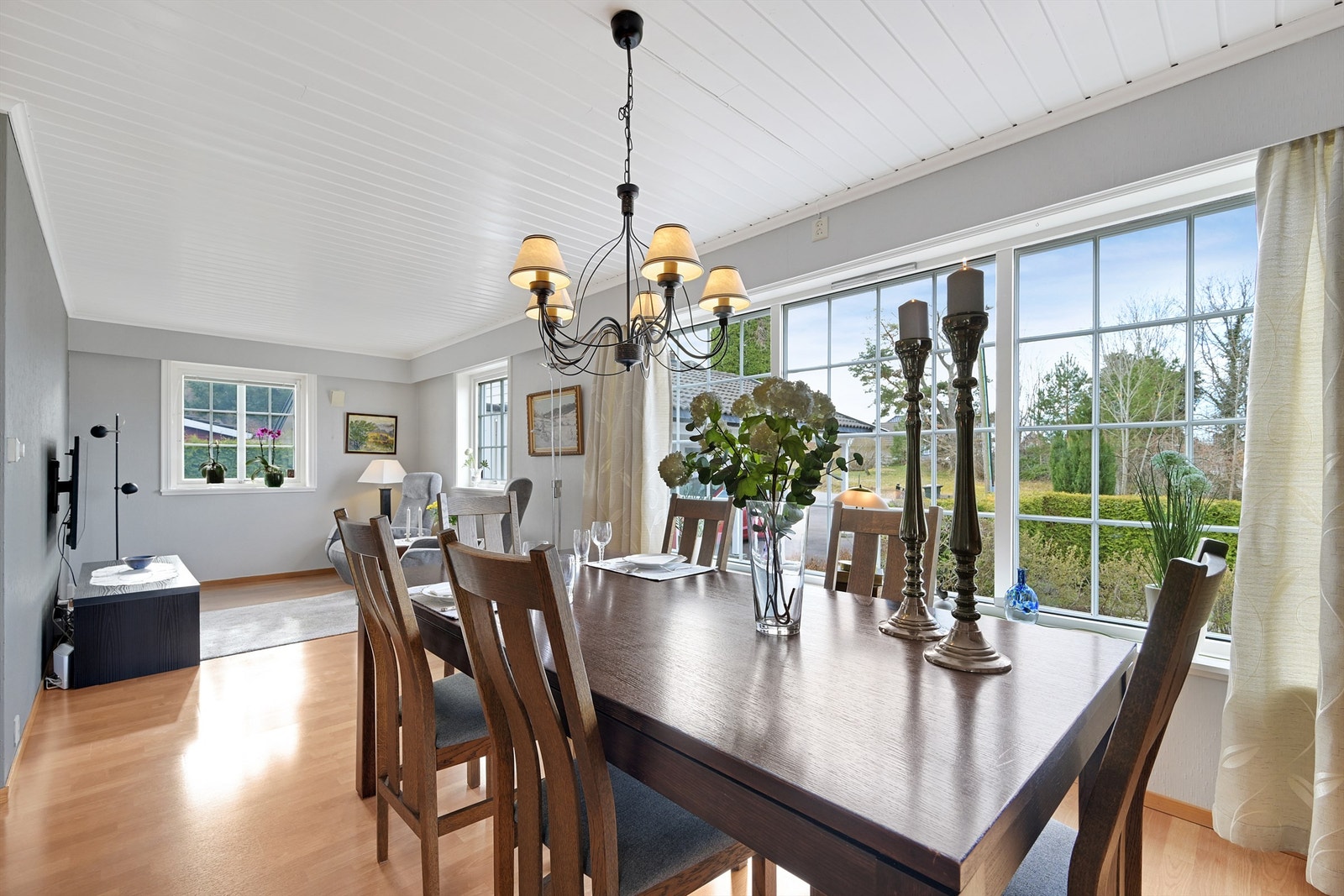 Store vindusflater gir rommet rikelig med dagslys. Galleribilde