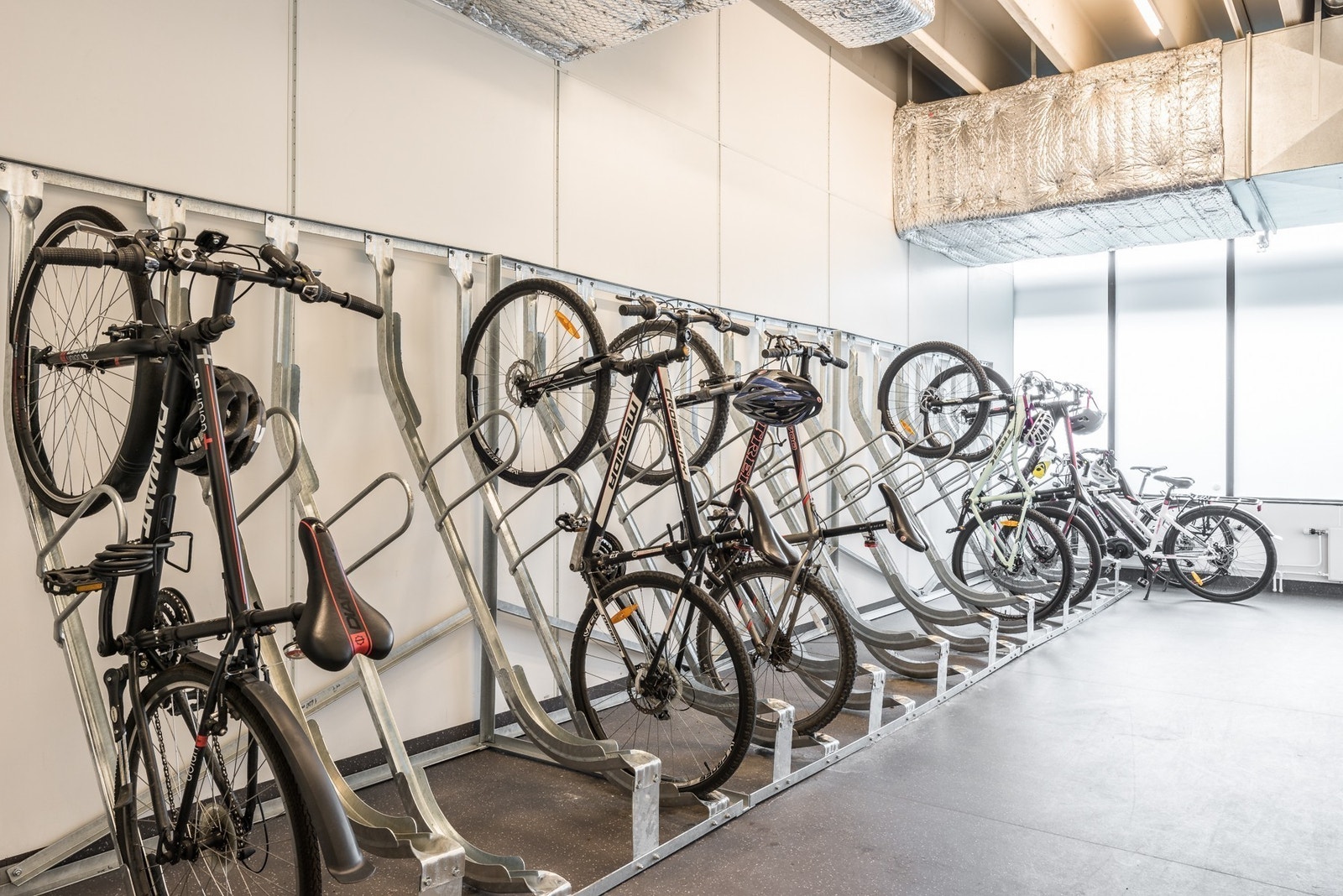 Garderobe og innendørs sykkelparkering i 1 etg. + håndkleservice Galleribilde