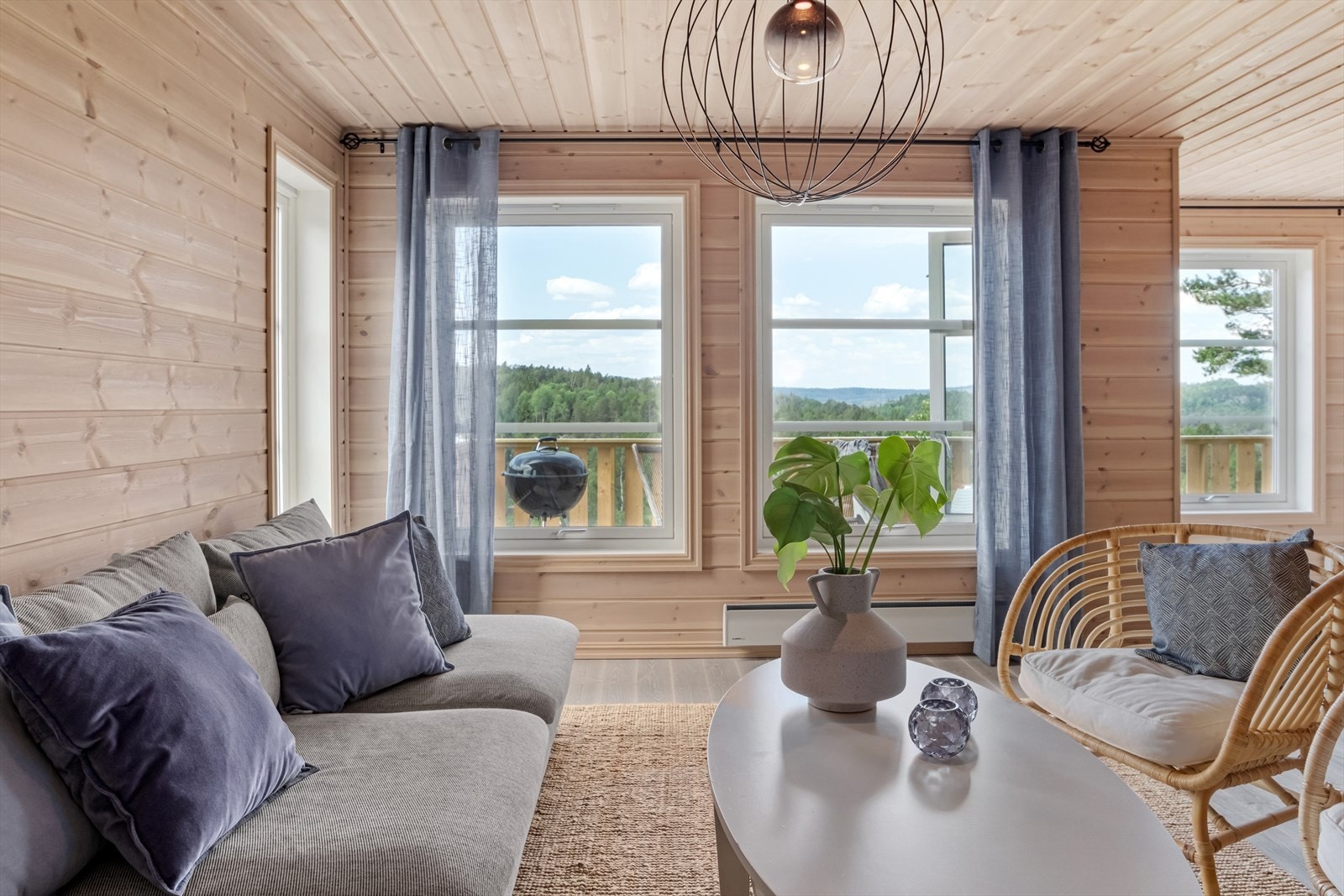 Det er plass for både sofagruppe og spisebord i rommet Galleribilde
