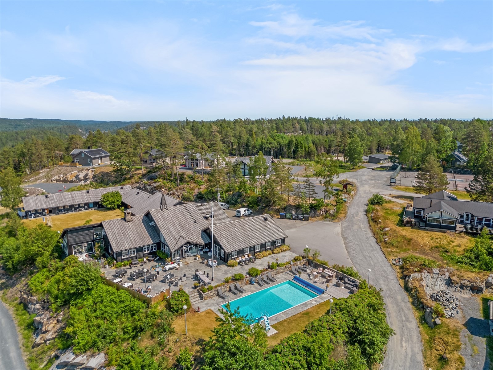 Hytteområdet er tilknyttet Jegertunet feriesenter - et hotell og feriesenter med blant annet utendørs badebasseng Galleribilde