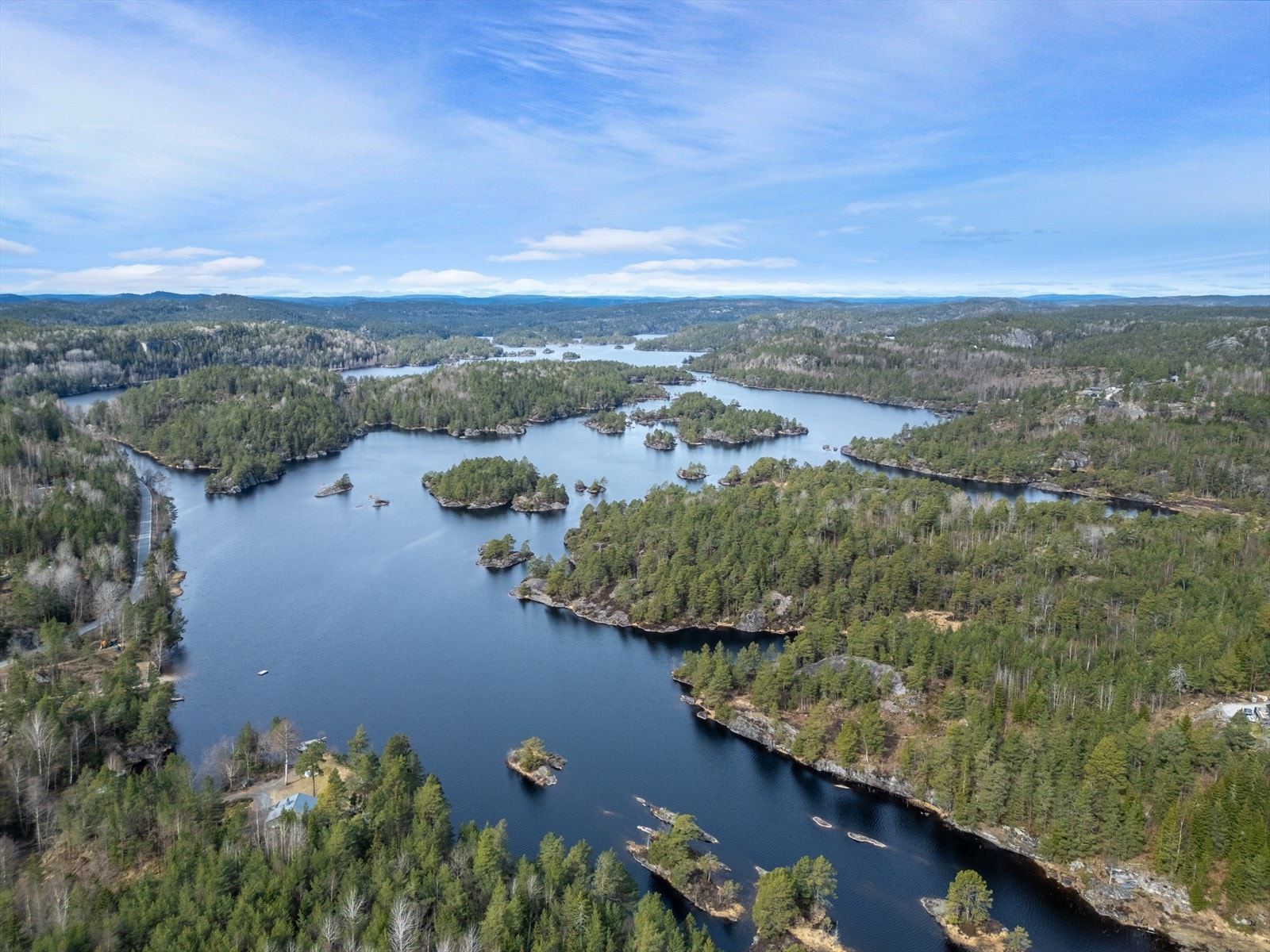 Dronebilde over Skarvann med flere skjulte sommerperler Galleribilde