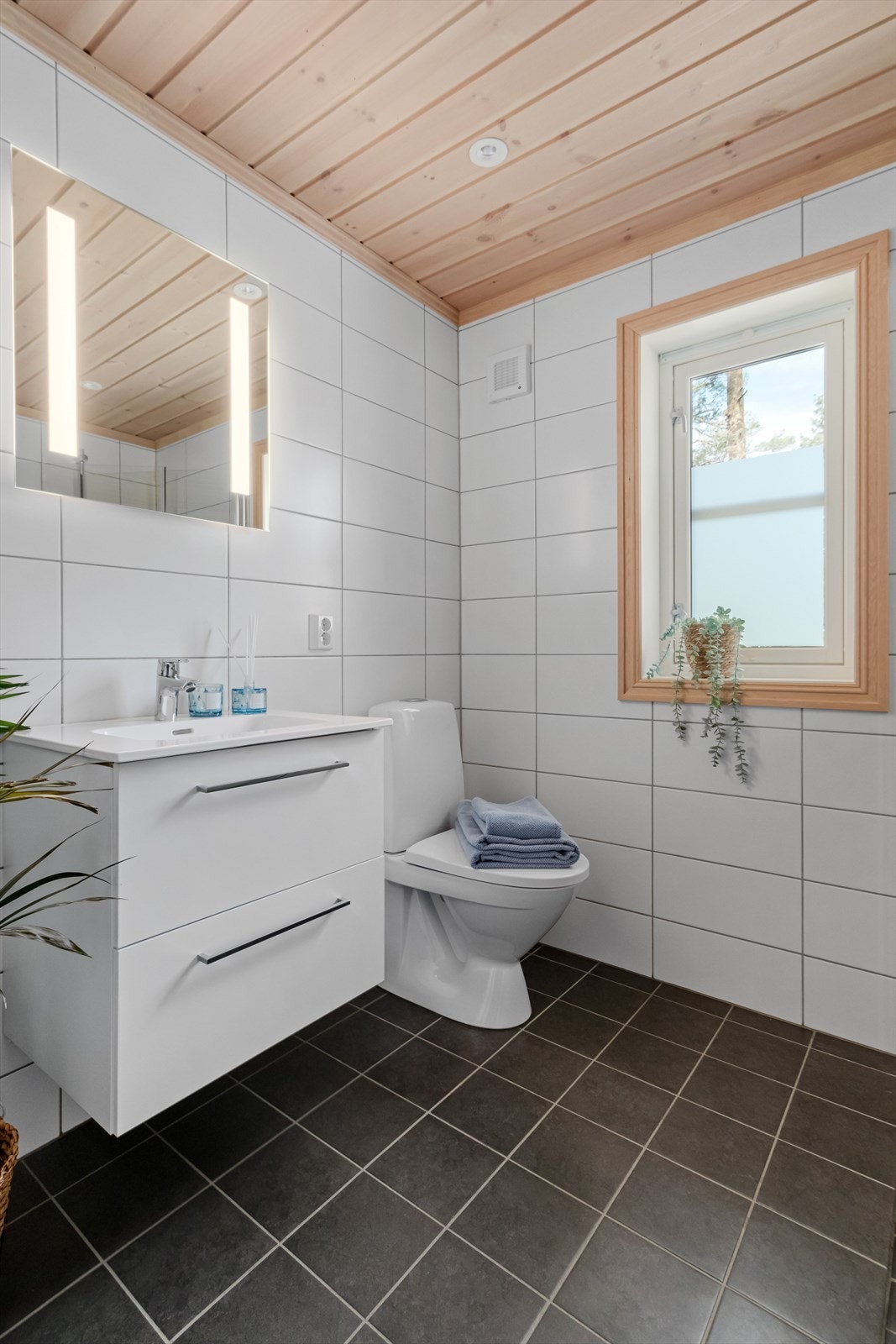 Badet er innredet med dusj, wc, vask og har opplegg for vaskemaskin Galleribilde