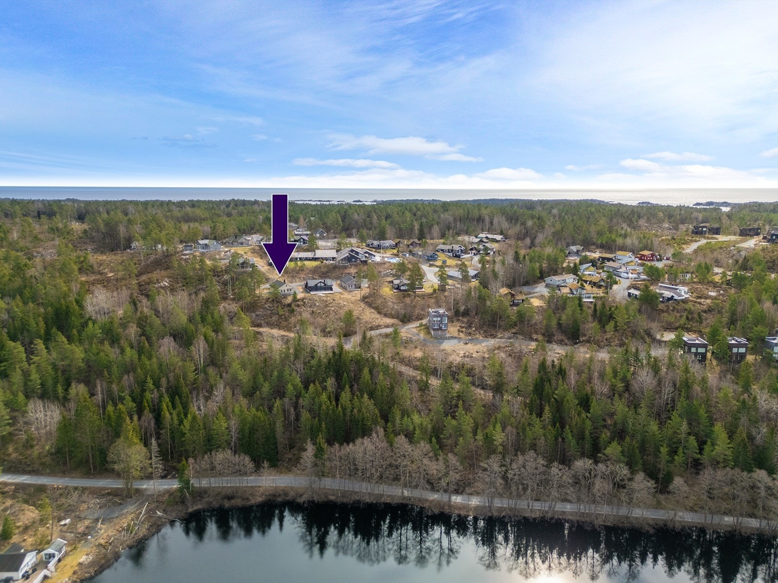Dronebilde med hytta markert Galleribilde