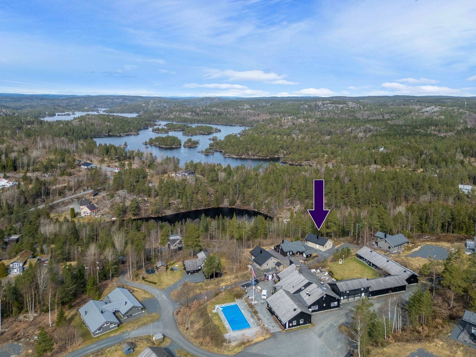 Dronebilde med hytta markert Galleribilde