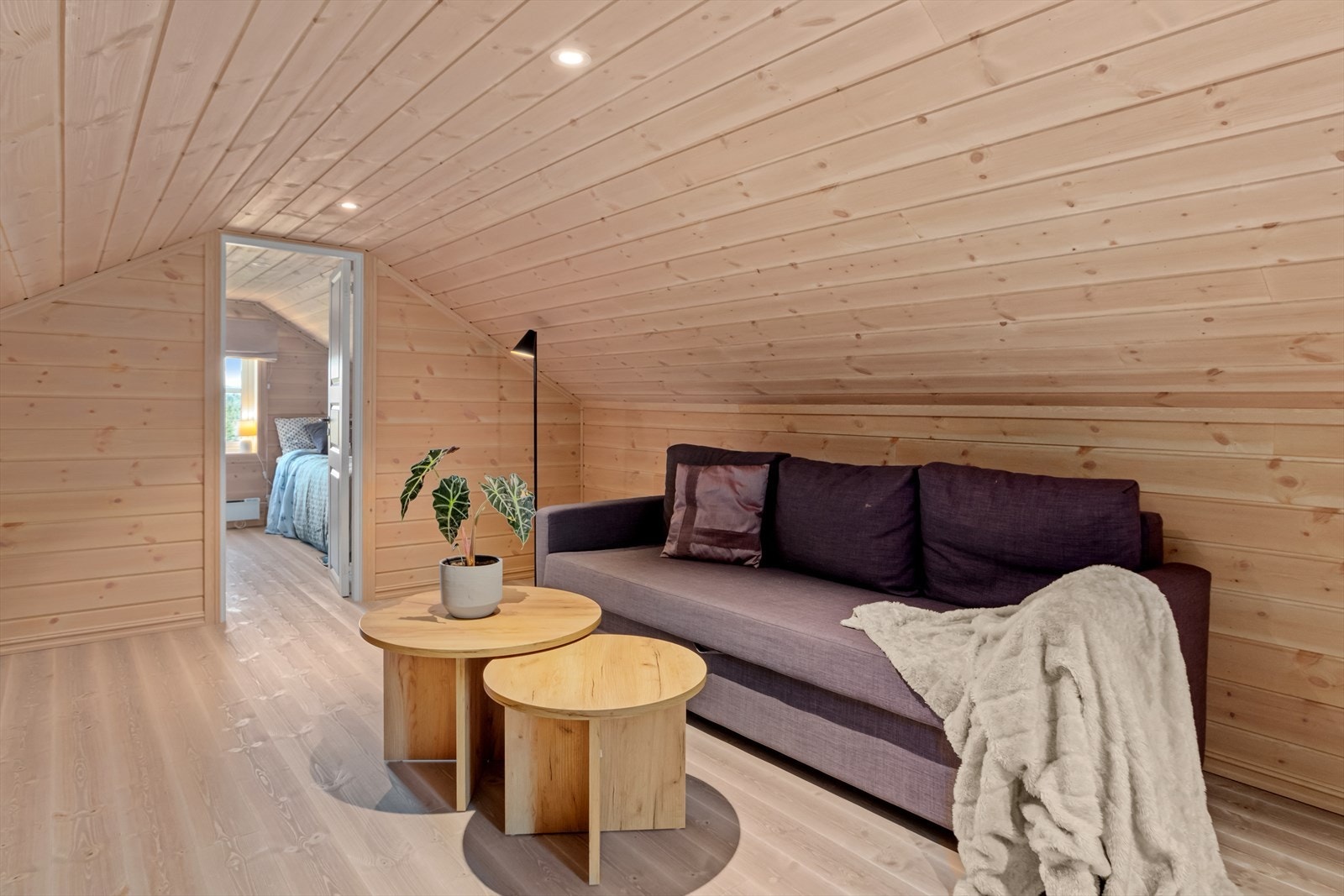 Loftsetasje innredet med sofa og sofabord Galleribilde