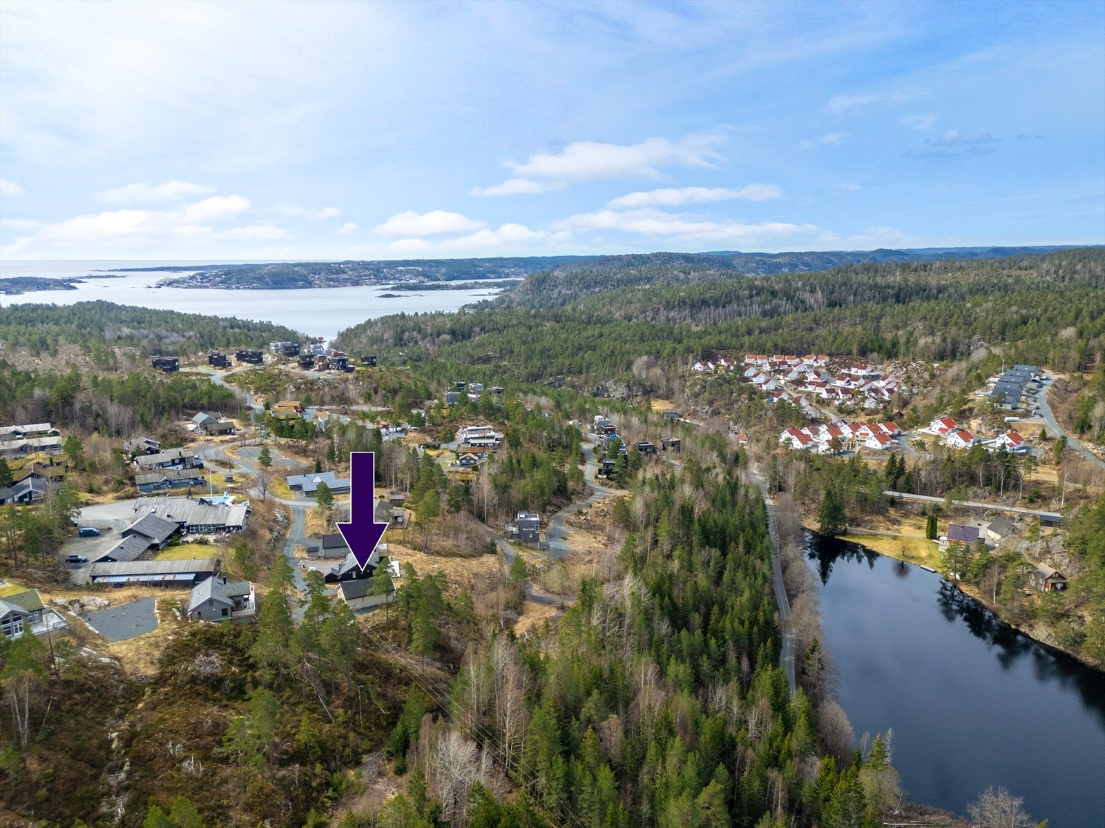 Hytta ligger flott til med kort vei til badeplasser, både i saltvann og ferskvann Galleribilde