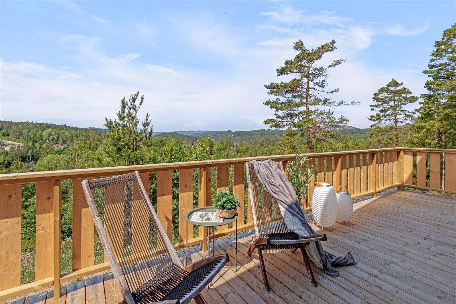 Hyggelig terrasse med plass til sittegruppe Galleribilde