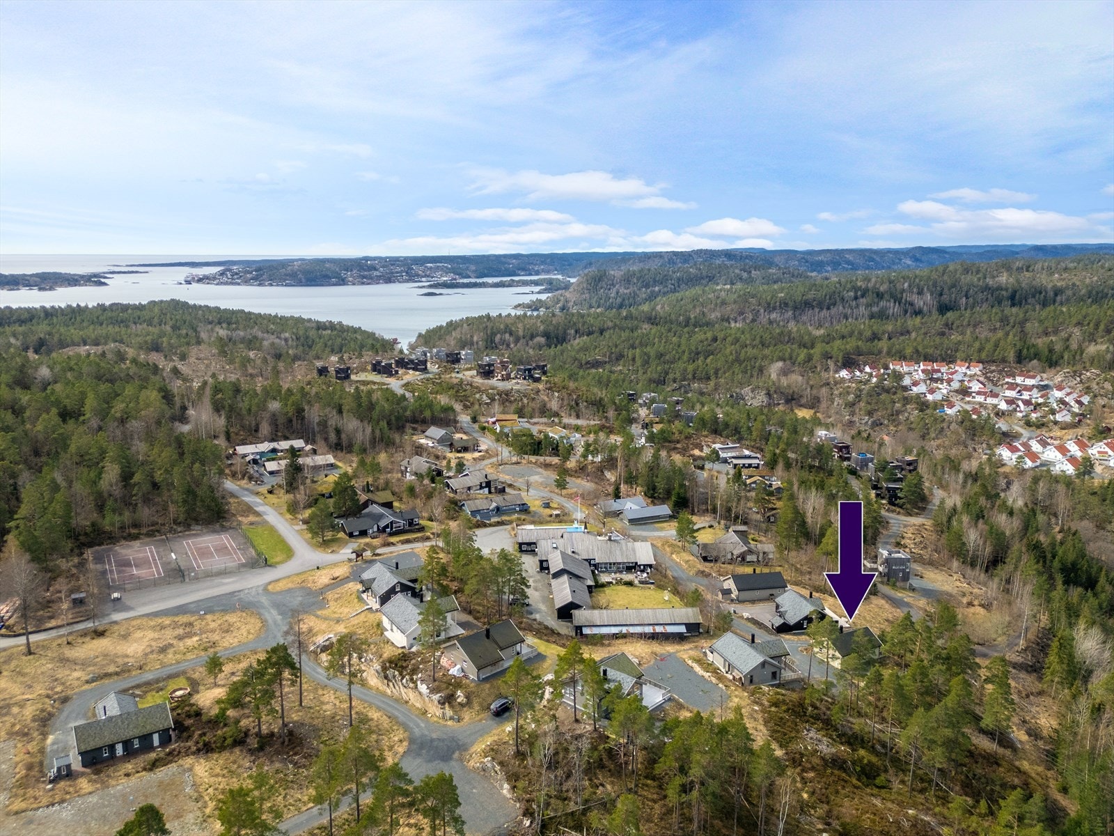 Dronebilde med hytta markert Galleribilde