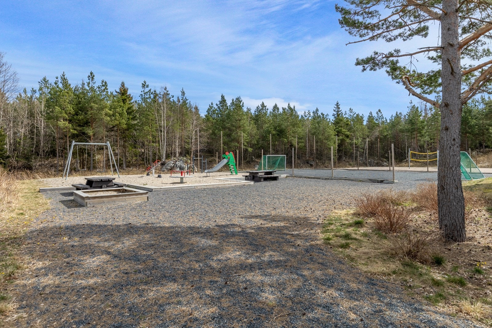Fellesområde med lekeplass, fotballbane og volleyballbane Galleribilde
