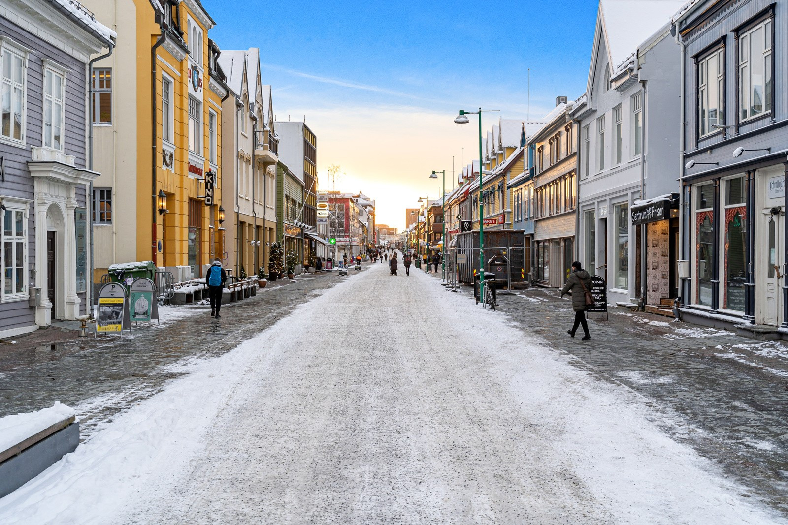 Gågata, samt nye, flotte Vervet ligger like ved leiligheten.