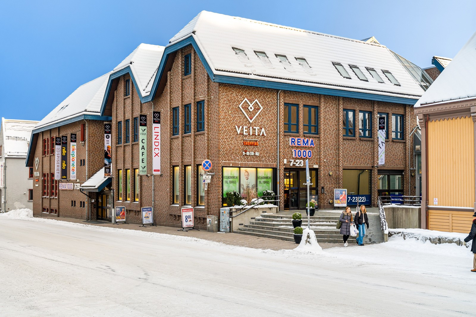 Flere dagligvarebutikker i umiddelbar nærhet fra leiligheten.