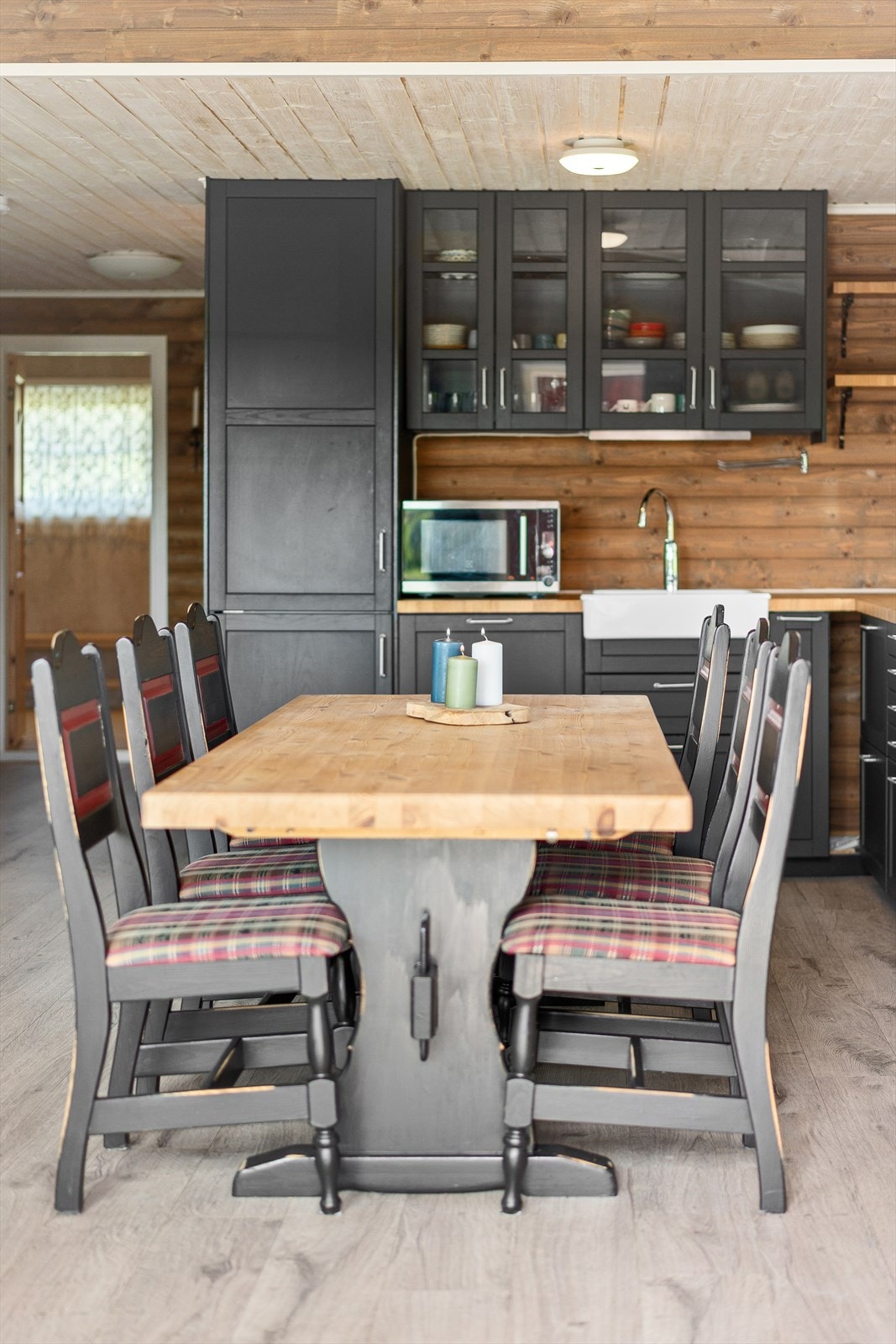 Spisestue i tilknytning til kjøkkenet. Galleribilde