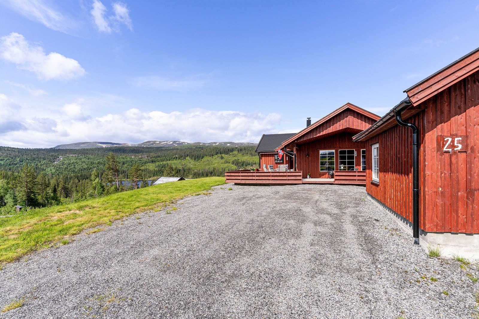 Stor og romslig biloppstillingsplass på egen tomt. Til høyre har man også sportsbod av god størrelse, som er ført opp på egeninnsats av selger. Galleribilde