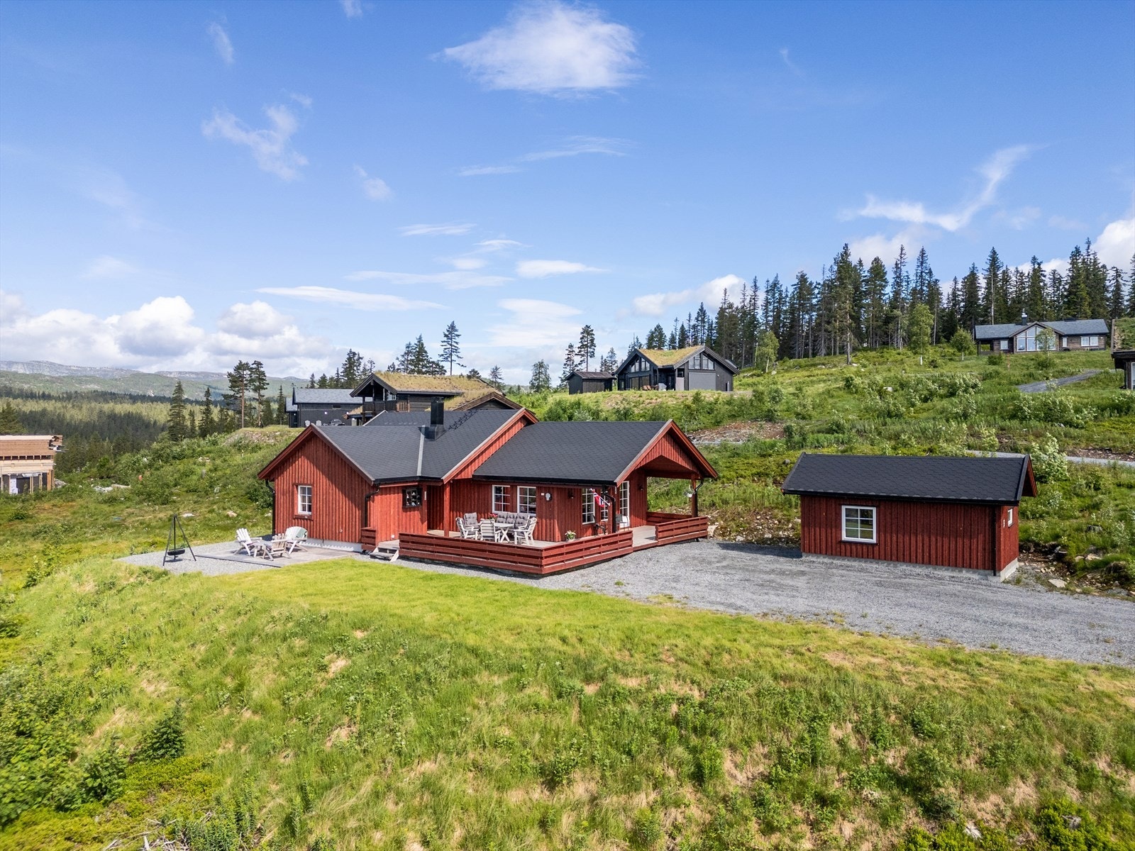 Høy og frittliggende tomt, i lett skrånende terreng. Galleribilde