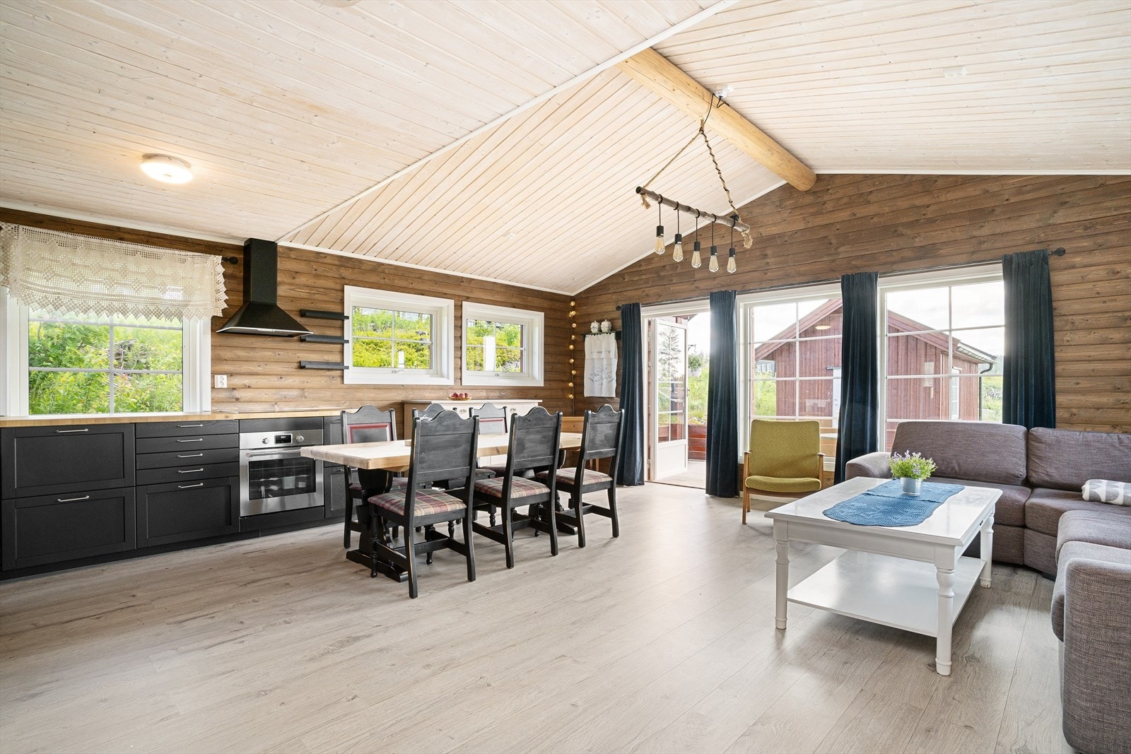 Velkommen inn! Stort og luftig oppholdsrom med gjennomlys og store vindusflater. Galleribilde