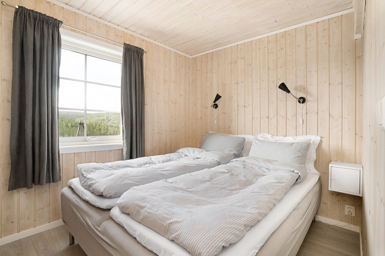 1 av soverommene nede. Nede har hytta 3 godkjente soverom, og videre er det ekstra 2 rom oppe på hemsen, som er innredet som soverom. Galleribilde