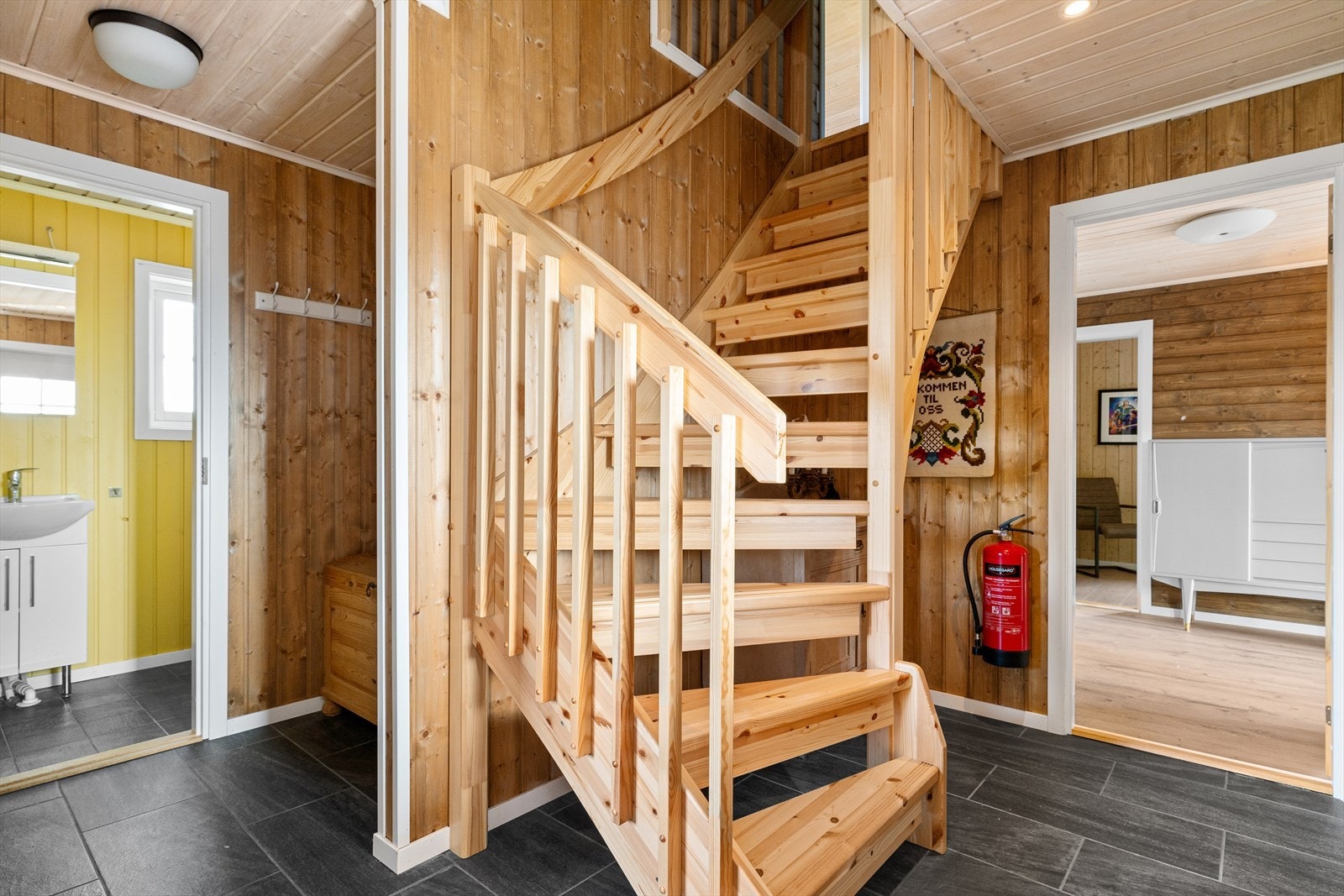 Gangen med trappa opp. Mot toalettet har man en nisje med lagringsplass til klær, jakker, sko mv. Galleribilde
