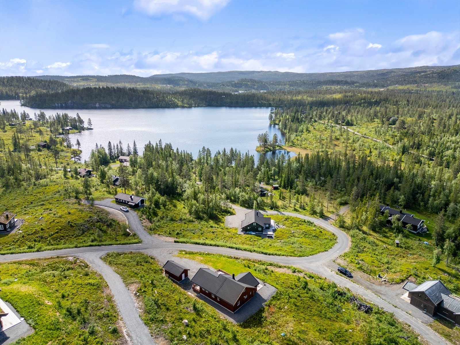Her har man gode solforhold og flott utsikt! Skiløypene går like på nedsiden av feltet på vinterstid. Enkel tilkomst. Galleribilde