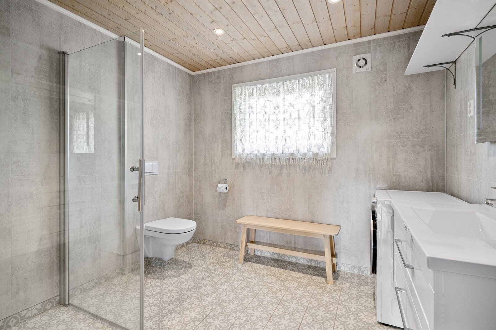 Moderne baderom, både med dusj, innebygget sisterne med vegghengt toalett, samt servant og opplegg for vaskemaskin. Galleribilde