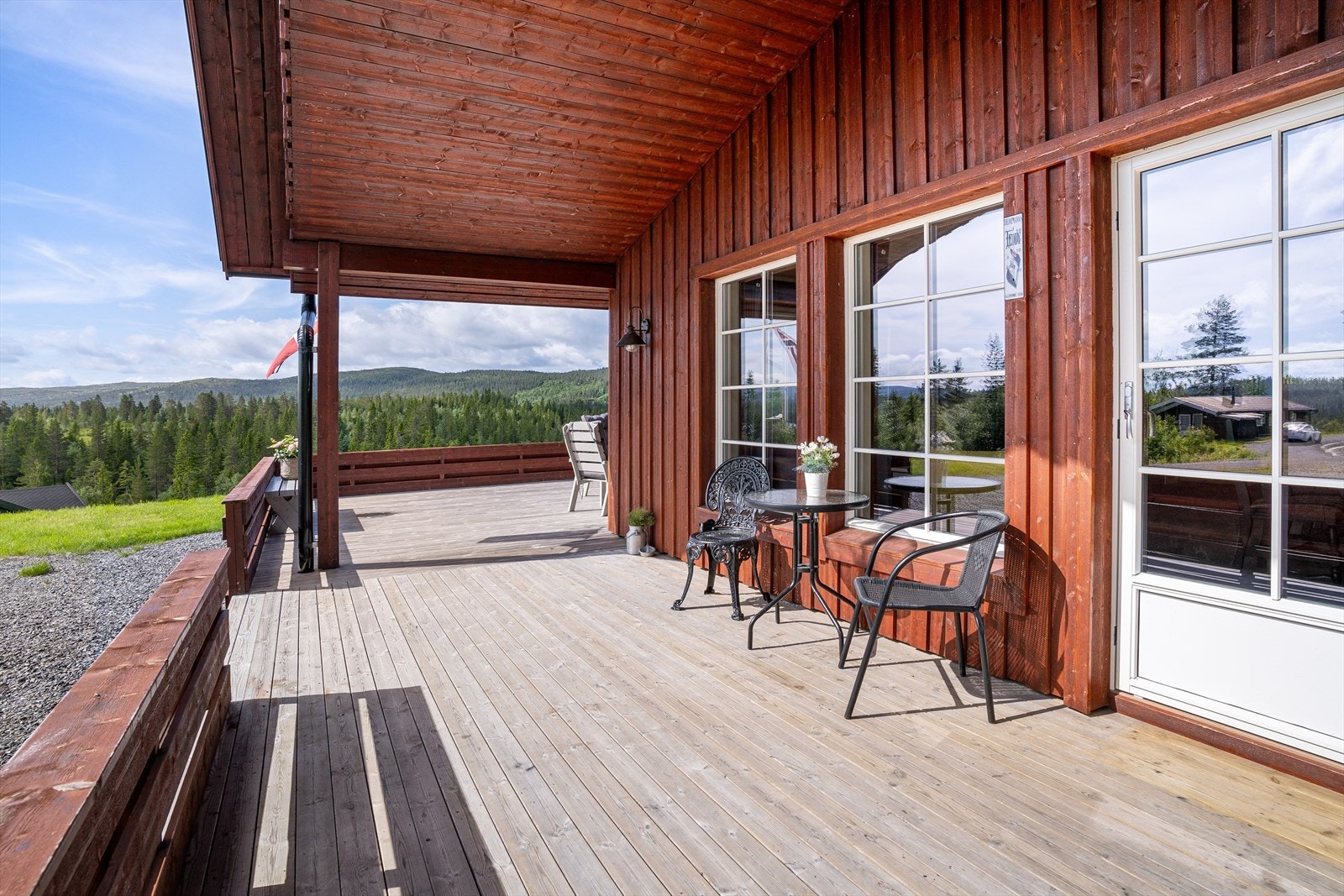 Takoverbygg ved innkjørselen, som sikrer god luning og skjerming på uteplassen. Her kan man fritt flytte seg etter sol og skygge. Galleribilde