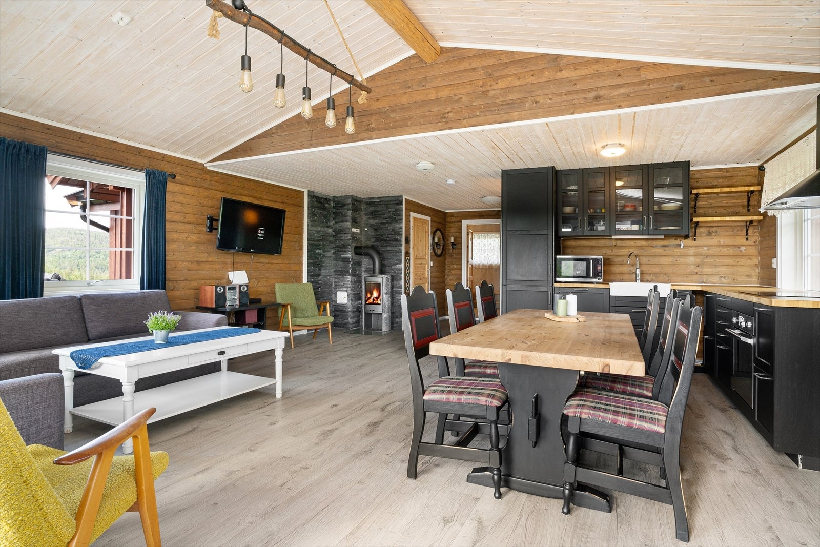 Åpen/mønt himling gir et ekstra luftig uttrykk i rommet. Galleribilde