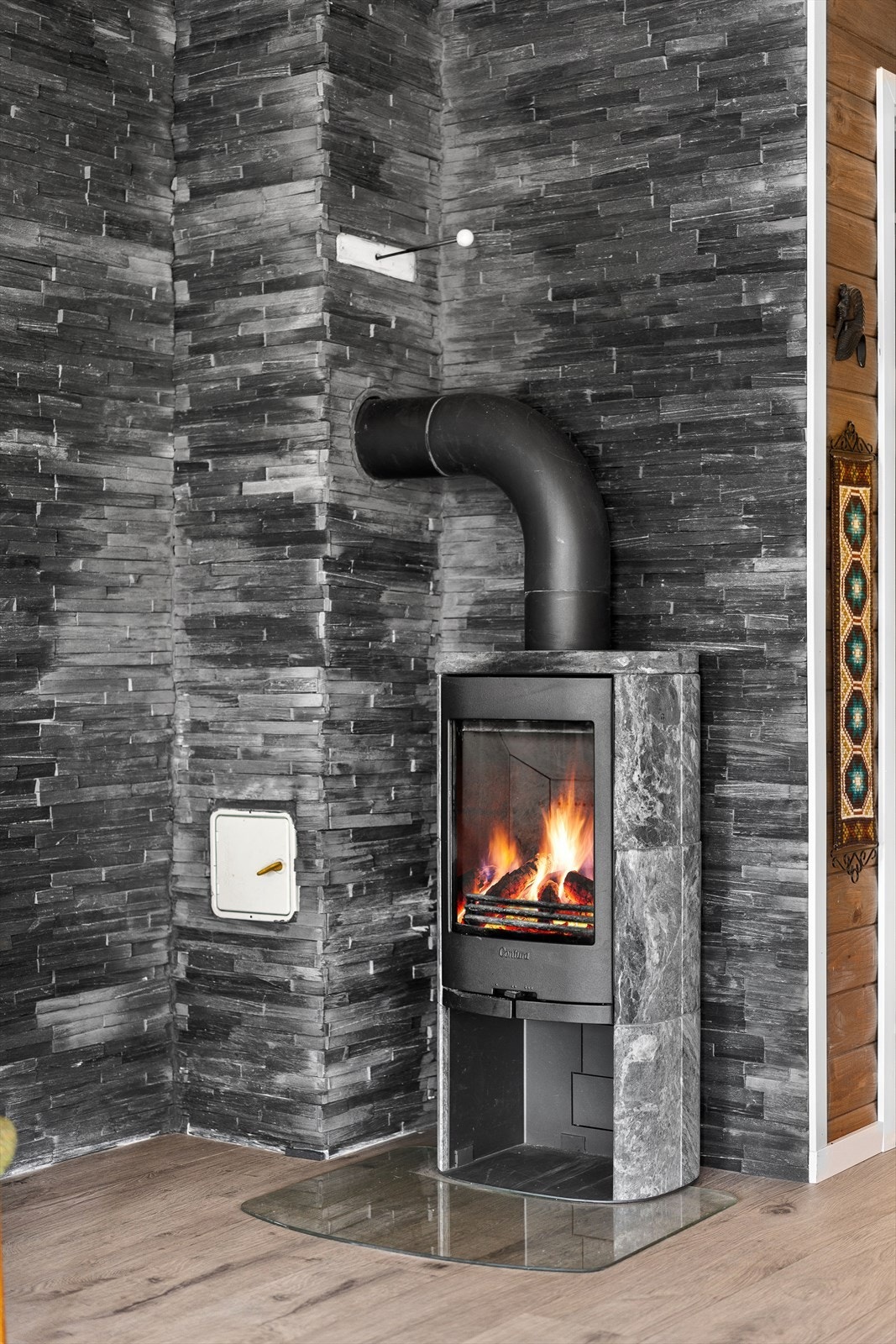 Peisovn med kleberstein som varmer godt etter man har sluttet å fyre. Galleribilde