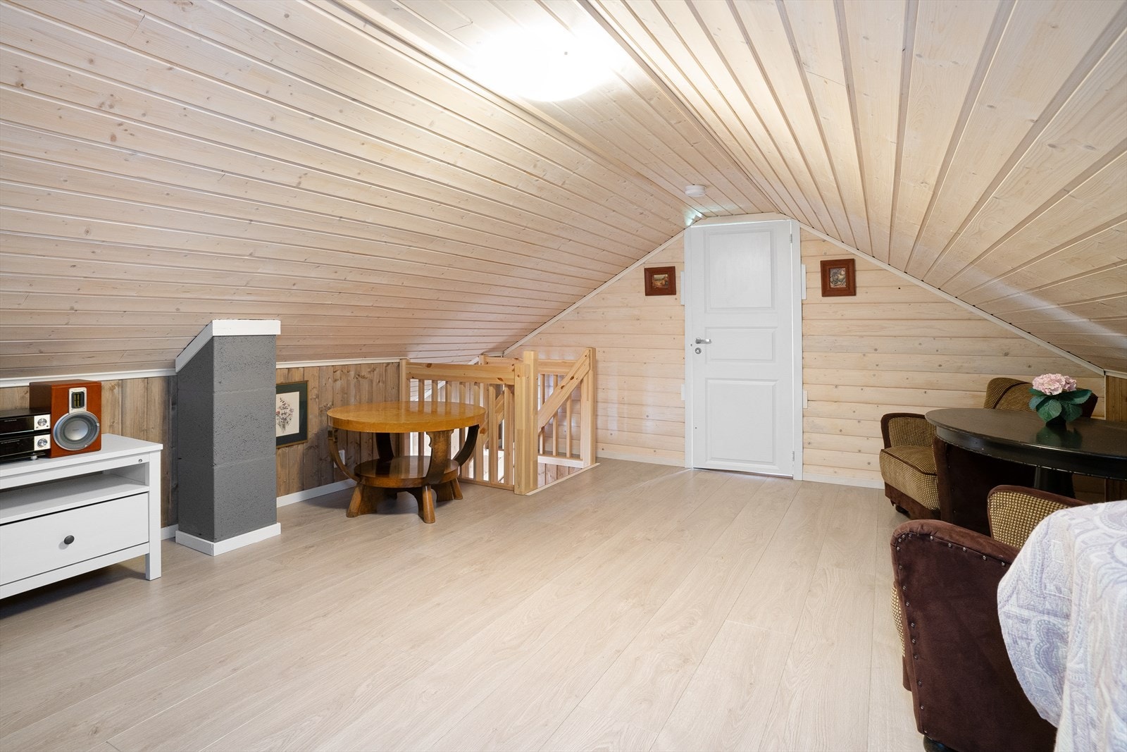 Åpen trappegang ned mot gangen. Galleribilde