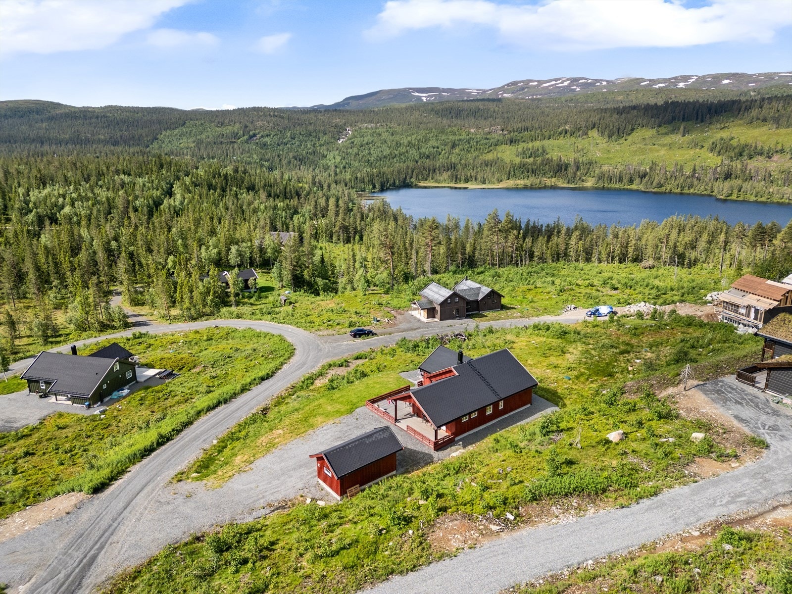 Hytta har slak og fin adkomstmulighet fra den nederste stikkveien i hyttefeltet. Galleribilde