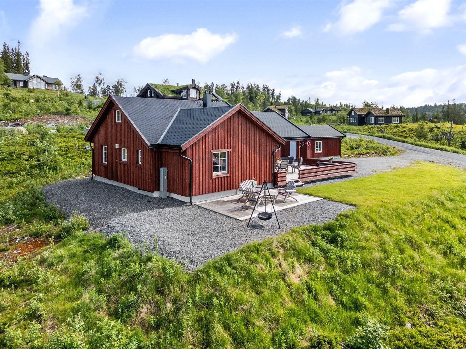 Store uteplasser, med både en romslig terrasse, og med uteplass med eget bålsted. Galleribilde